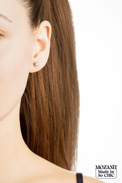 Mozanit Dokunuşu 18 Ayar Beyaz Altın Kaplama Gümüş Tektaş Küpe 5205540199