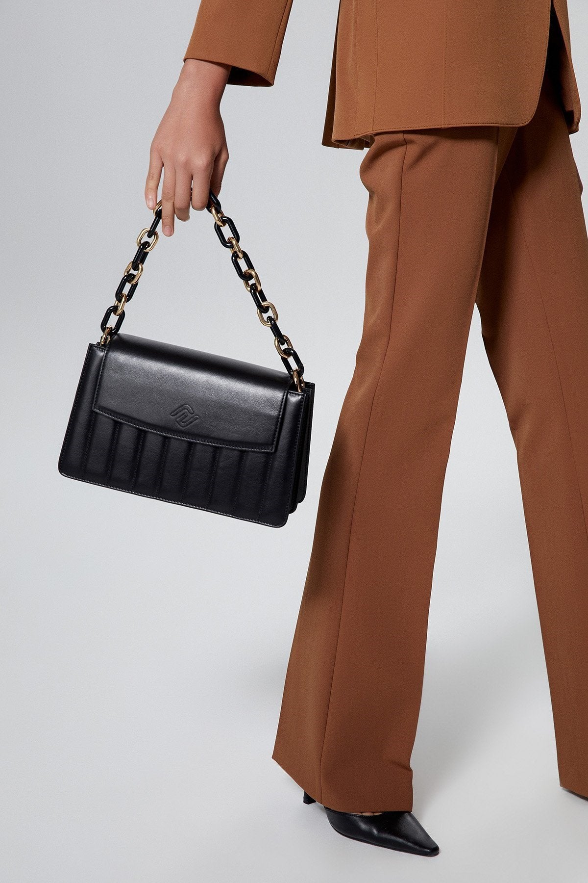 Zincir Askılı Siyah Çapraz Çanta