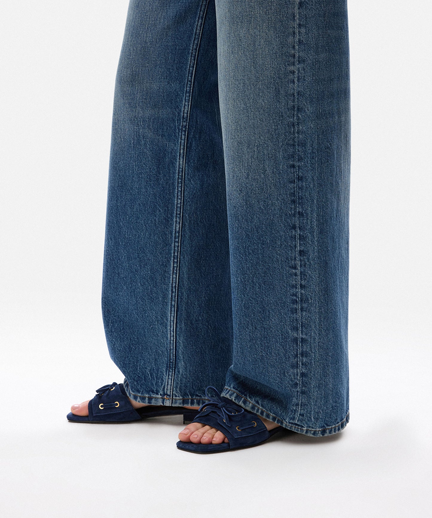 Fiyonklu Süet Deri Terlik