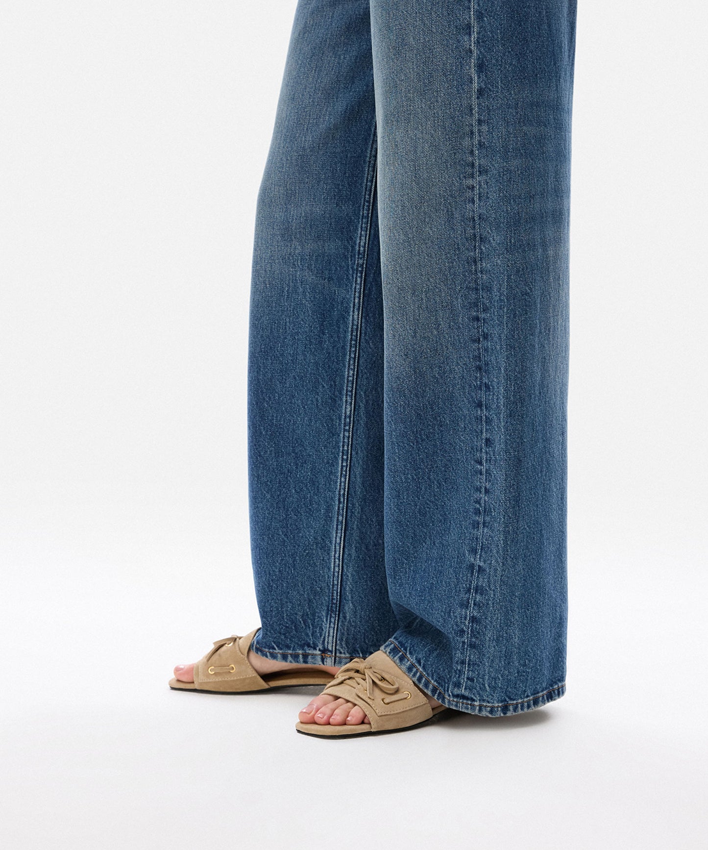 Fiyonklu Süet Deri Terlik