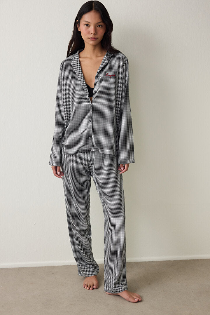Siyah Bonjour Ekoseli Nakış Detaylı Gömlek Yaka Pijama Takımı