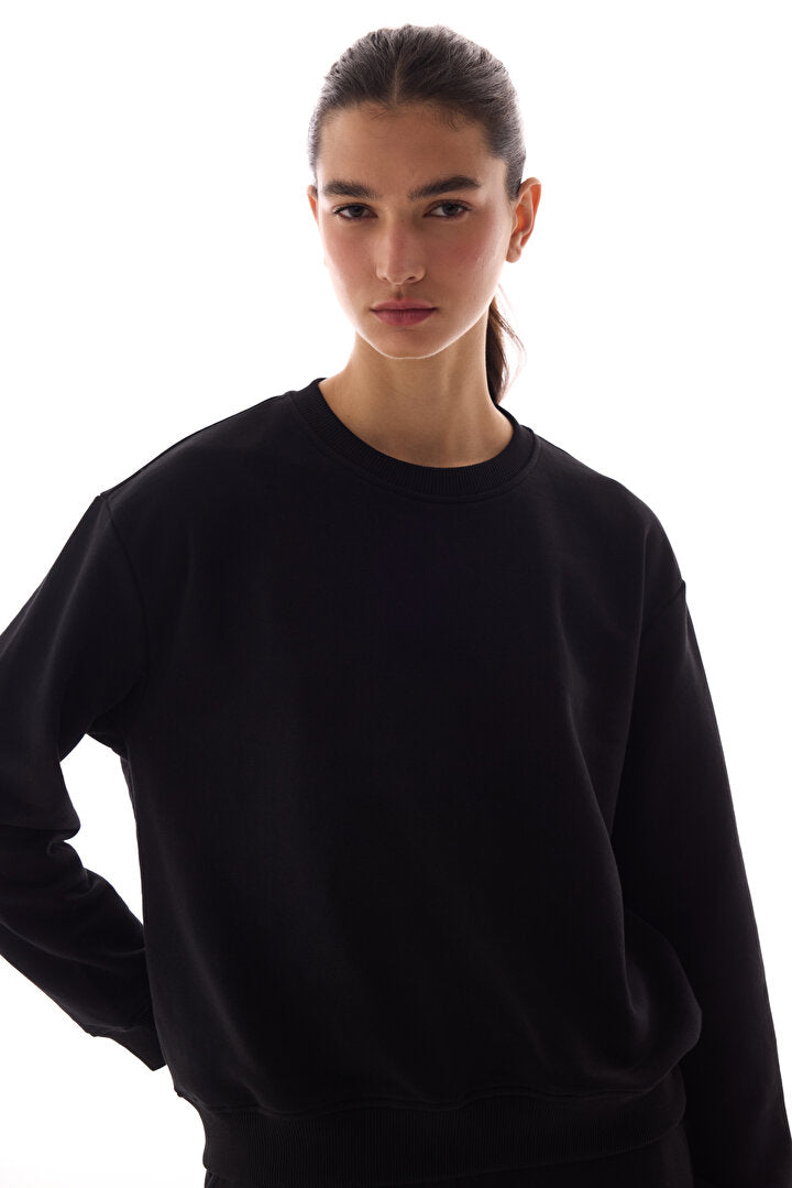 Siyah Bisiklet Yaka Regular Kesim Pamuklu Sweatshirt