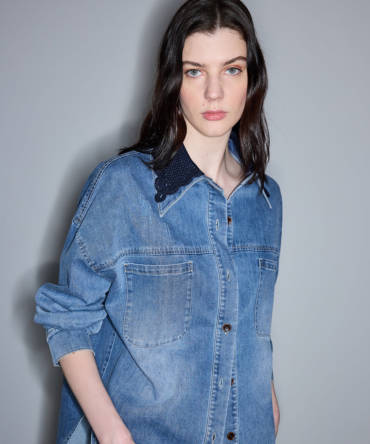 Kroşe Yakalı Denim Gömlek