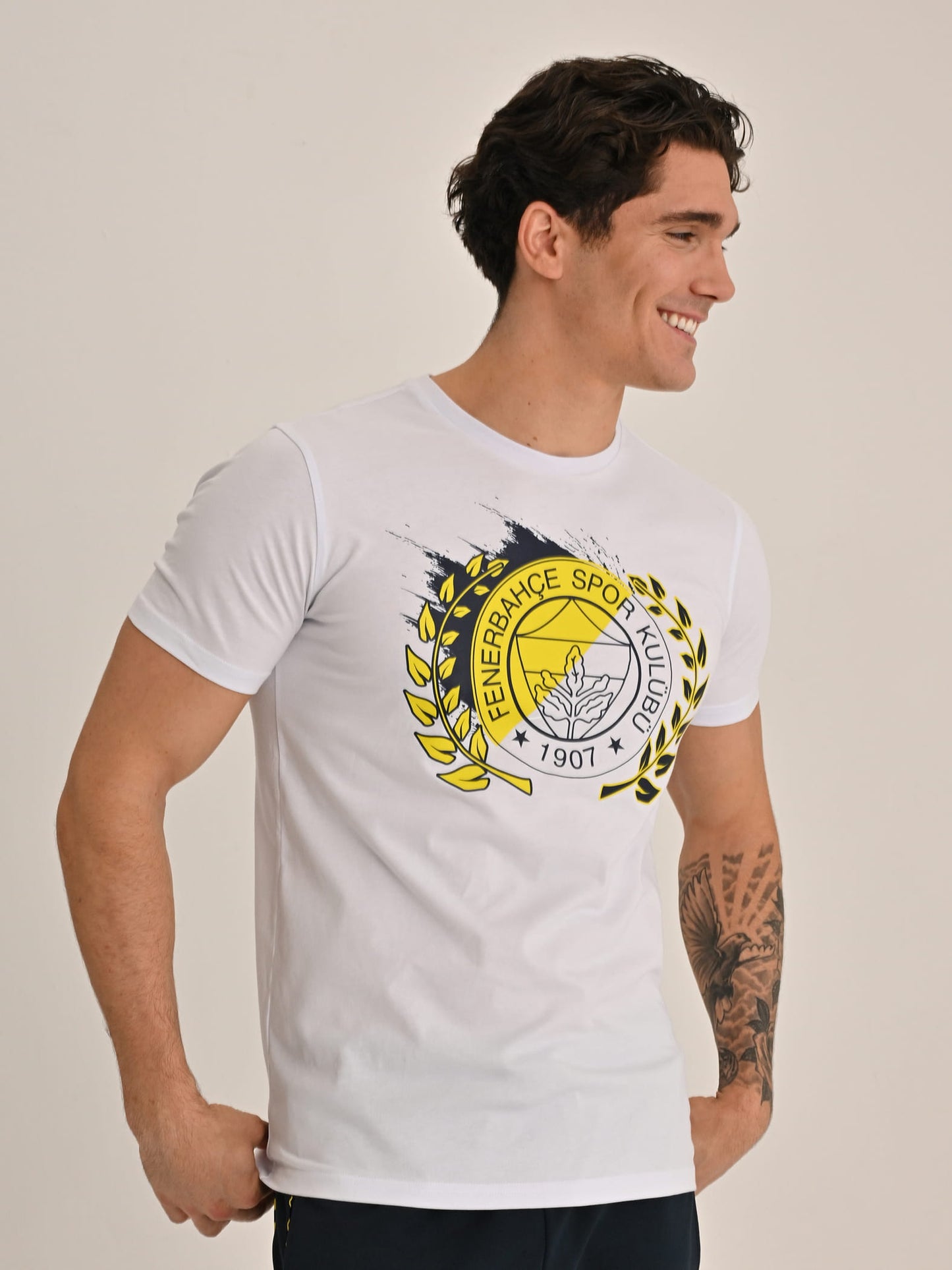 Fenerbahçe Beyaz Kolej Brush Detaylı Logo Erkek Tshirt