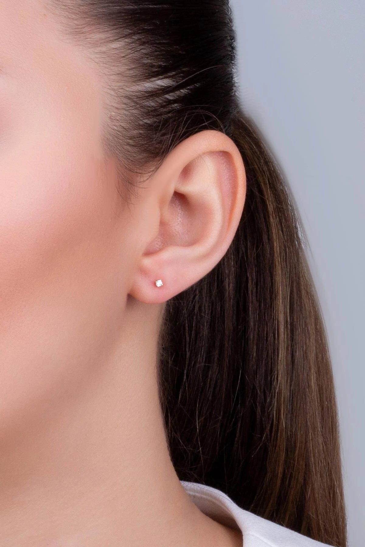 Zirkon Taşlı 2 Mm 18 Ayar Beyaz Altın Kaplama Unisex Gümüş Tektaş Küpe 5016000199