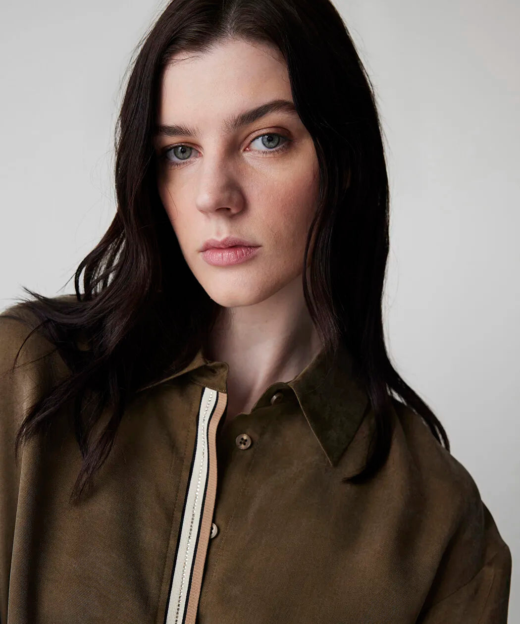 Haki Kontrast Biyeli Hotfix Baskılı Gömlek Is1260025153022 | Ipekyol