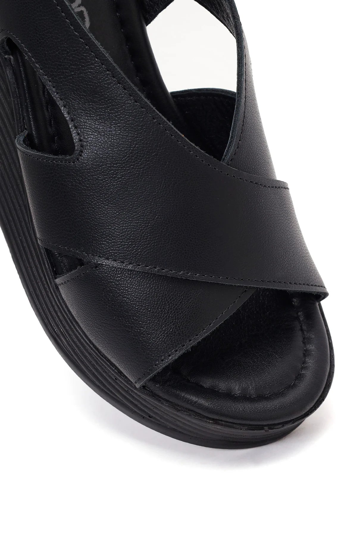 Kadın Siyah Bilekten Tokalı Dolgu Topuklu Deri Sandalet