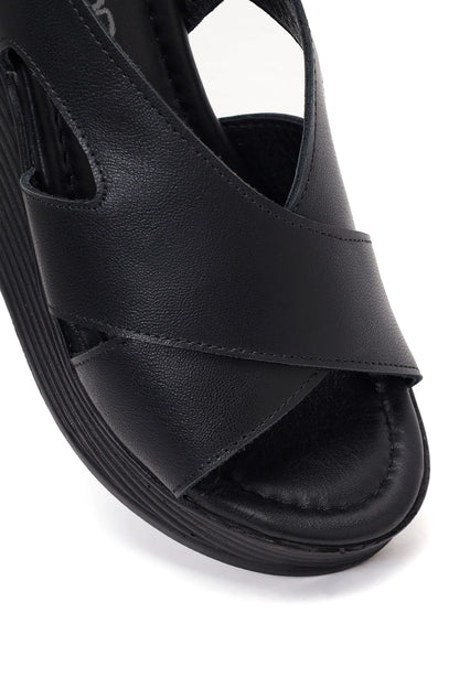 Kadın Siyah Bilekten Tokalı Dolgu Topuklu Deri Sandalet