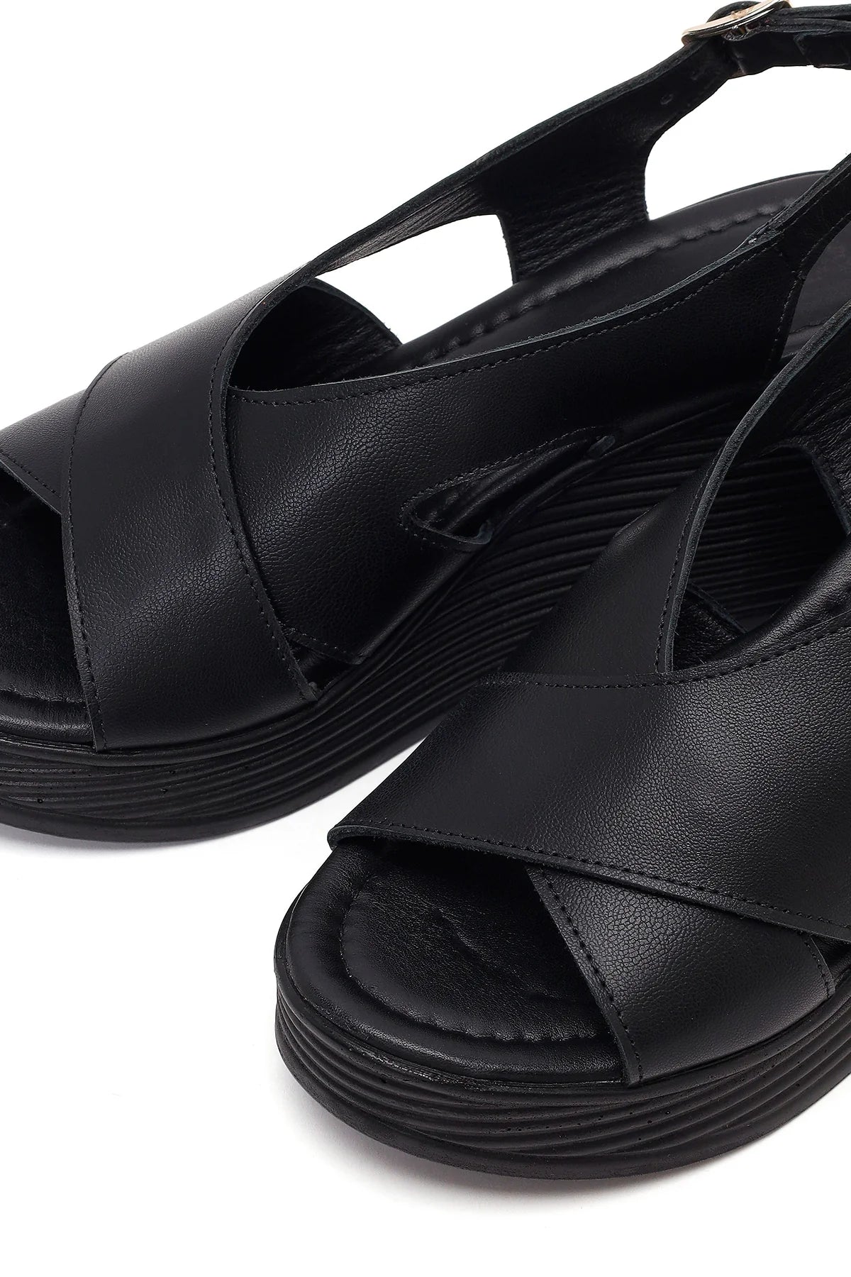 Kadın Siyah Bilekten Tokalı Dolgu Topuklu Deri Sandalet