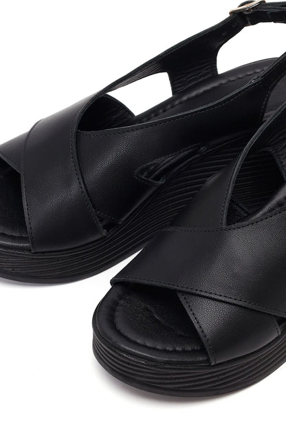 Kadın Siyah Bilekten Tokalı Dolgu Topuklu Deri Sandalet