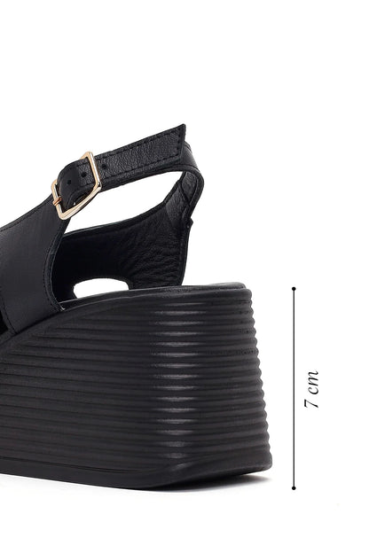 Kadın Siyah Bilekten Tokalı Dolgu Topuklu Deri Sandalet