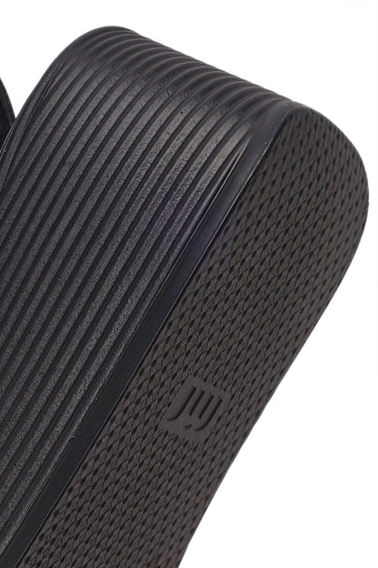 Kadın Siyah Bilekten Tokalı Dolgu Topuklu Deri Sandalet