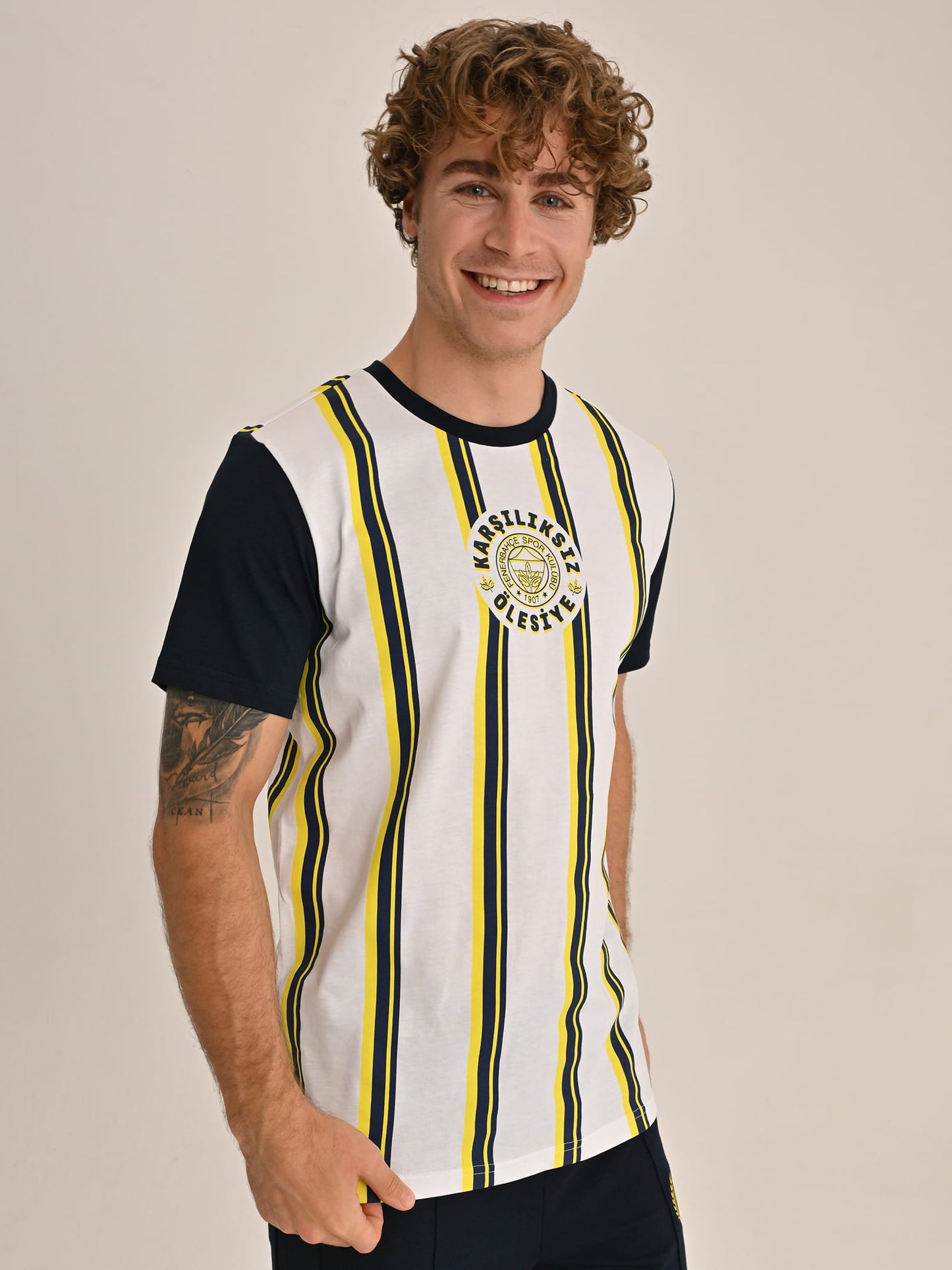 Fenerbahçe Beyaz Tribün Karşılıksız Ölesiye Erkek Tshirt