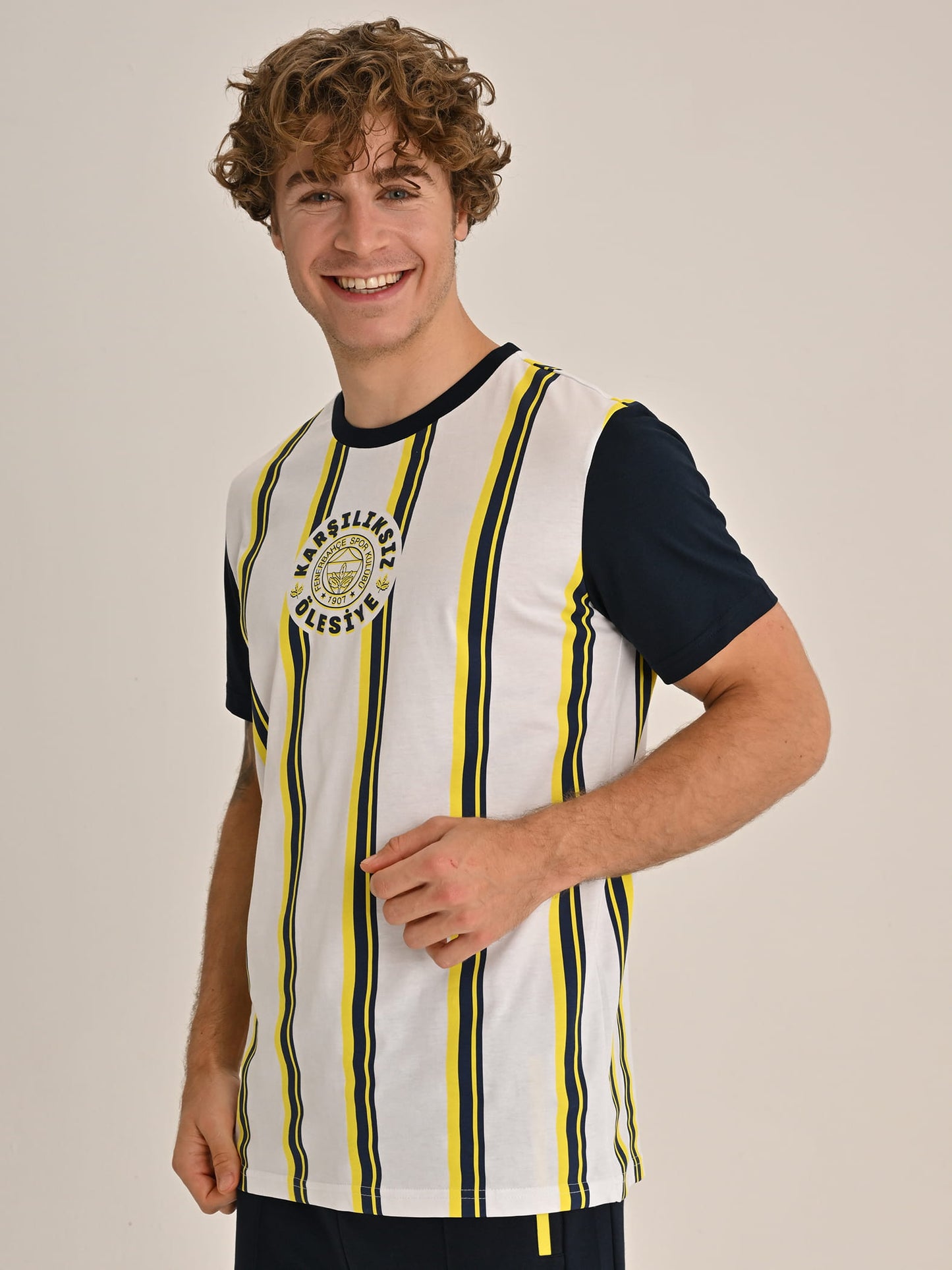 Fenerbahçe Beyaz Tribün Karşılıksız Ölesiye Erkek Tshirt