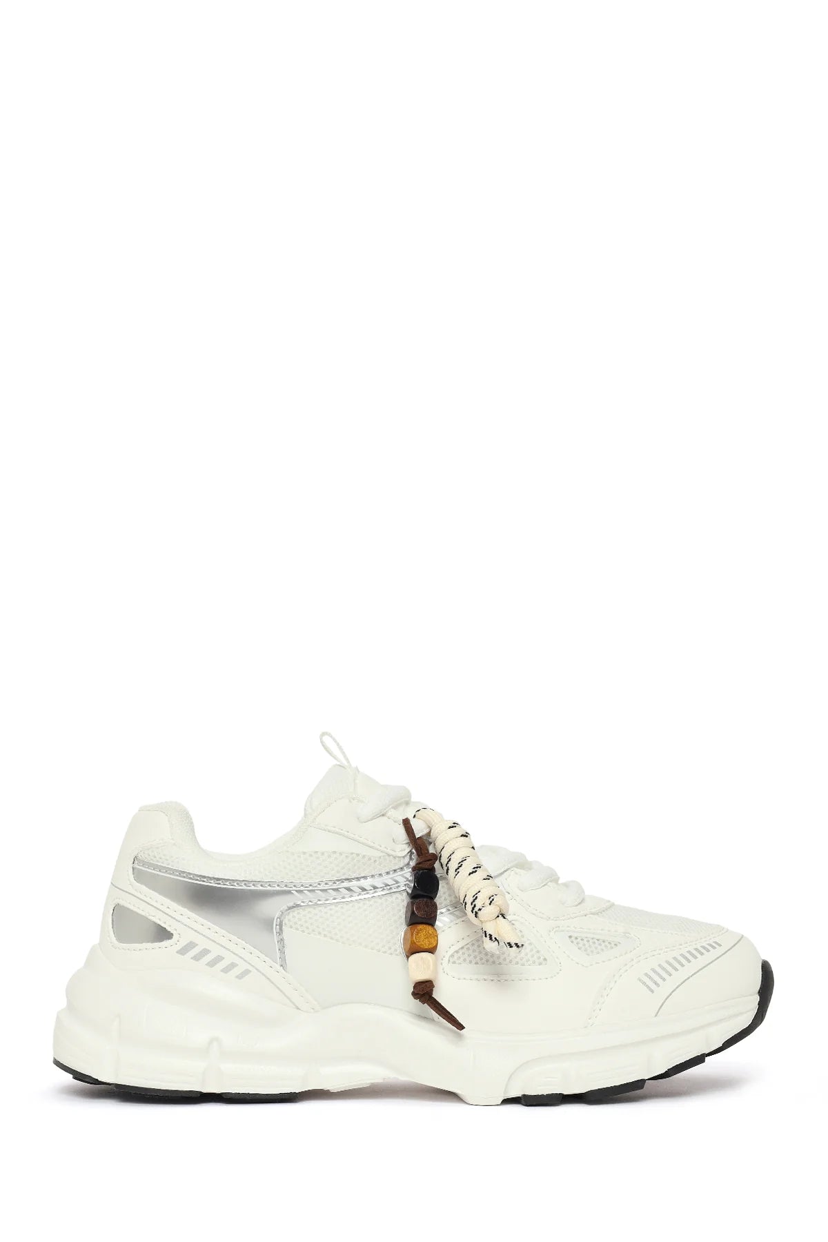 Kadın Beyaz Bağcıklı Kalın Tabanlı Charmlı Sneaker