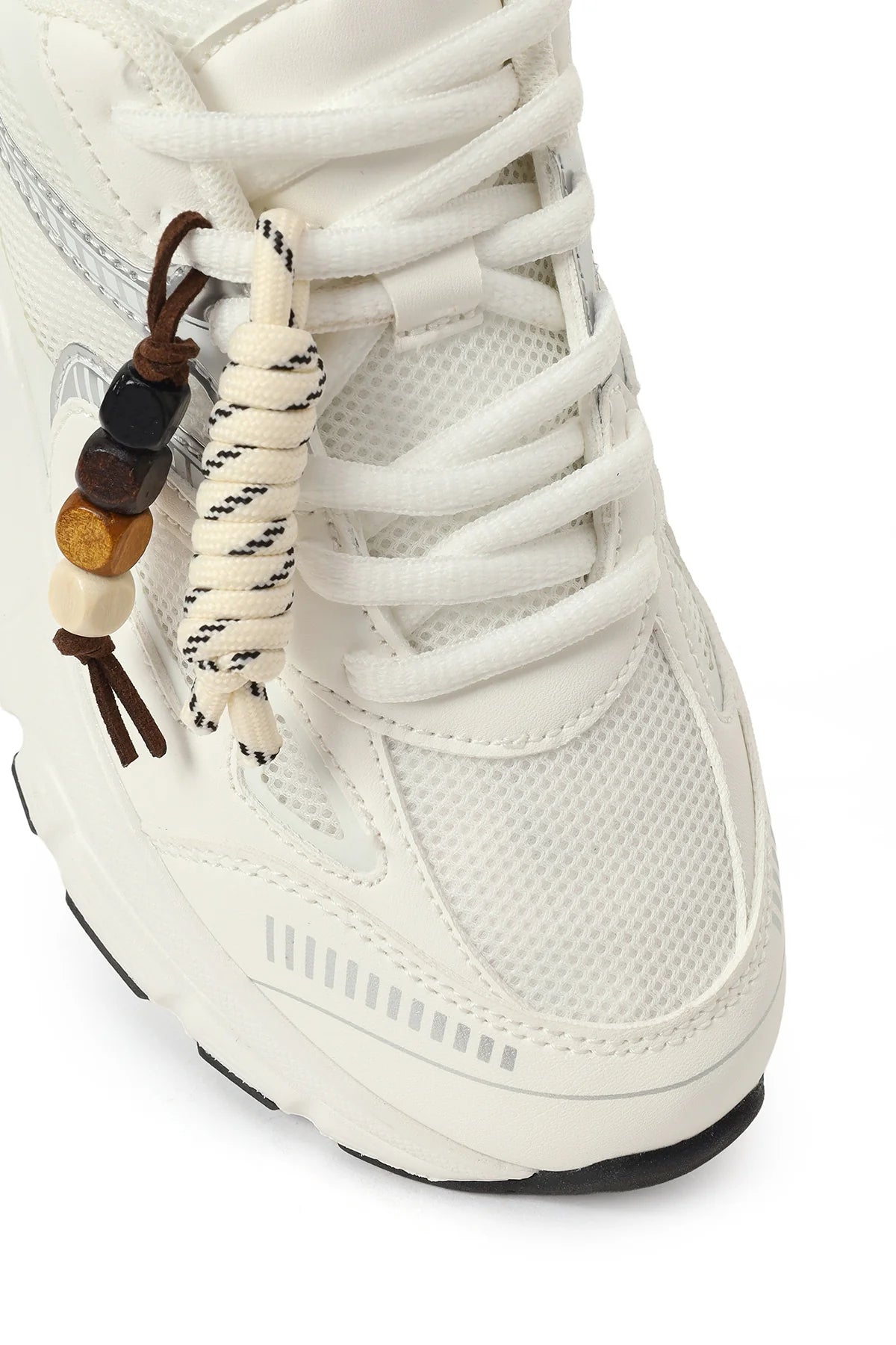 Kadın Beyaz Bağcıklı Kalın Tabanlı Charmlı Sneaker