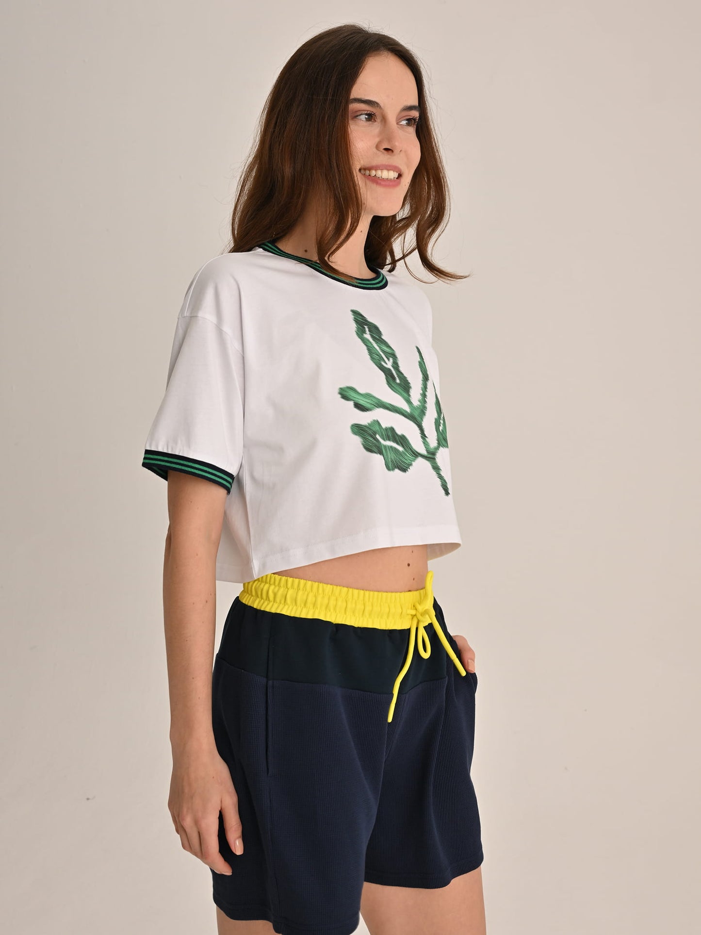 Fenerbahçe Beyaz Trend Yeşil Palamutlu Kadın Oversize Crop Tshirt