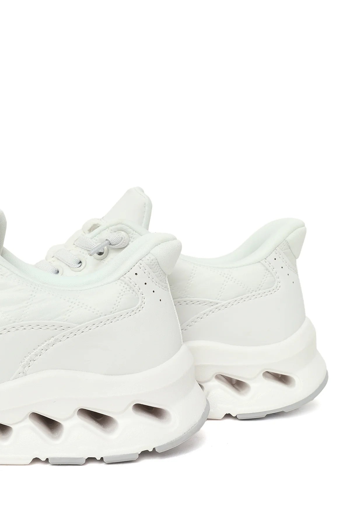 Kadın Beyaz Bağcıklı Kalın Tabanlı Sneaker