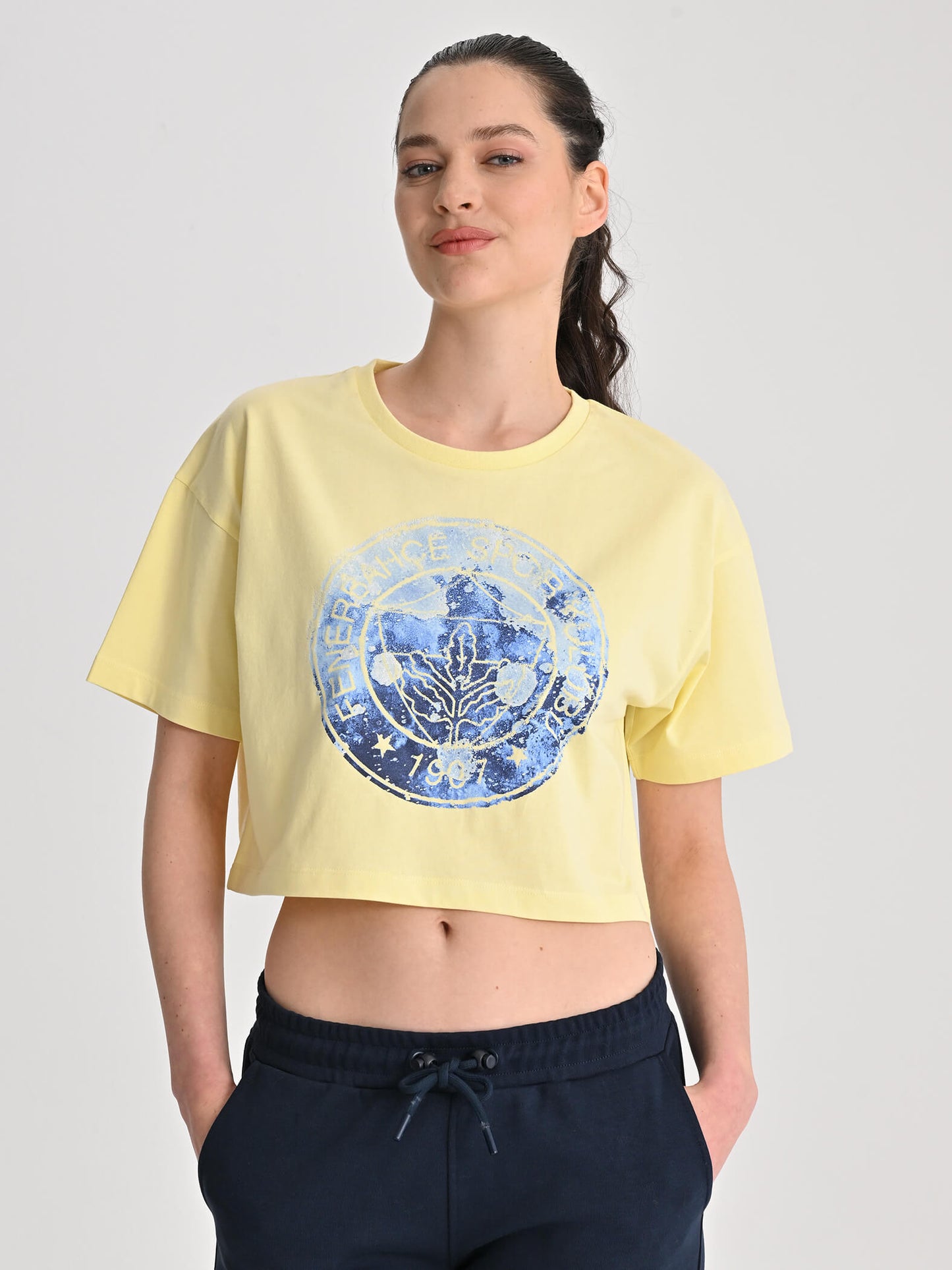 Fenerbahçe Sarı Trend Fırça Detay Logolu Kadın Crop Tshirt