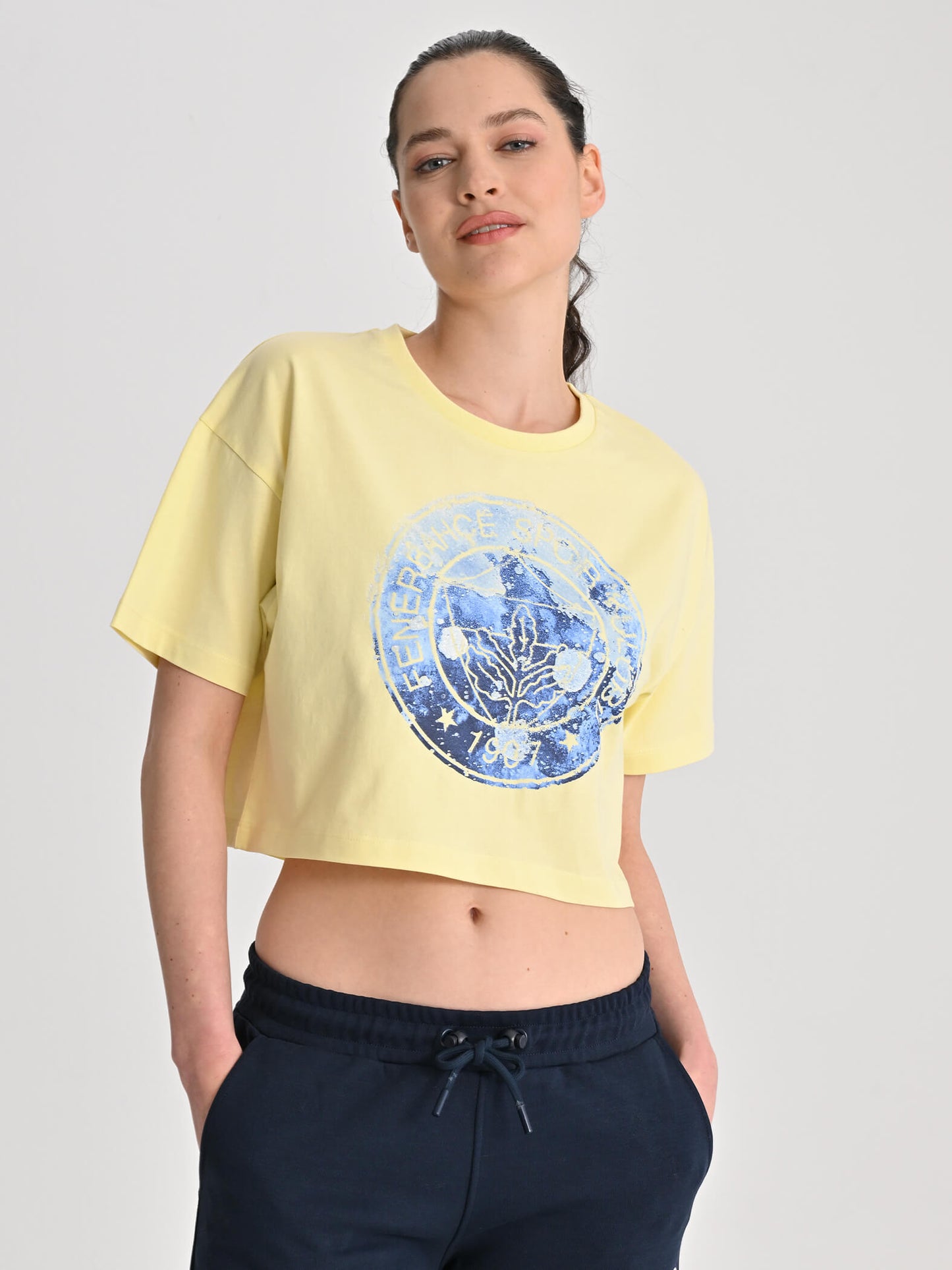 Fenerbahçe Sarı Trend Fırça Detay Logolu Kadın Crop Tshirt