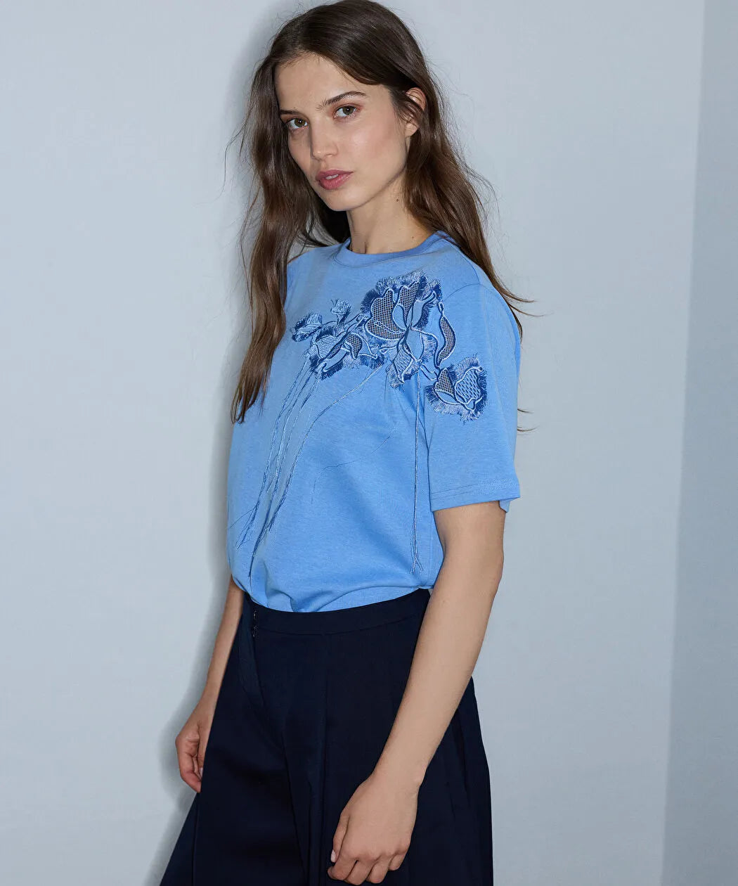 Mavi Floral Nakışlı Püsküllü Tişört Iw6260070147028 | Ipekyol