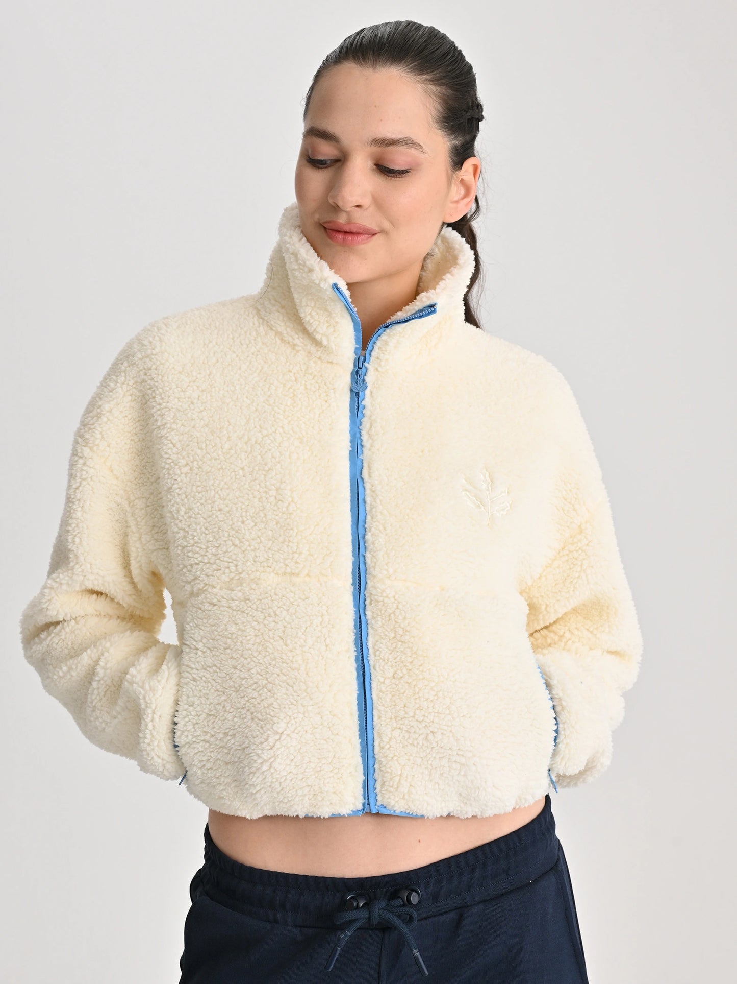 Fenerbahçe Ekru Trend Mikro Detaylı Peluş Kadın Crop Oversize Sweatshirt