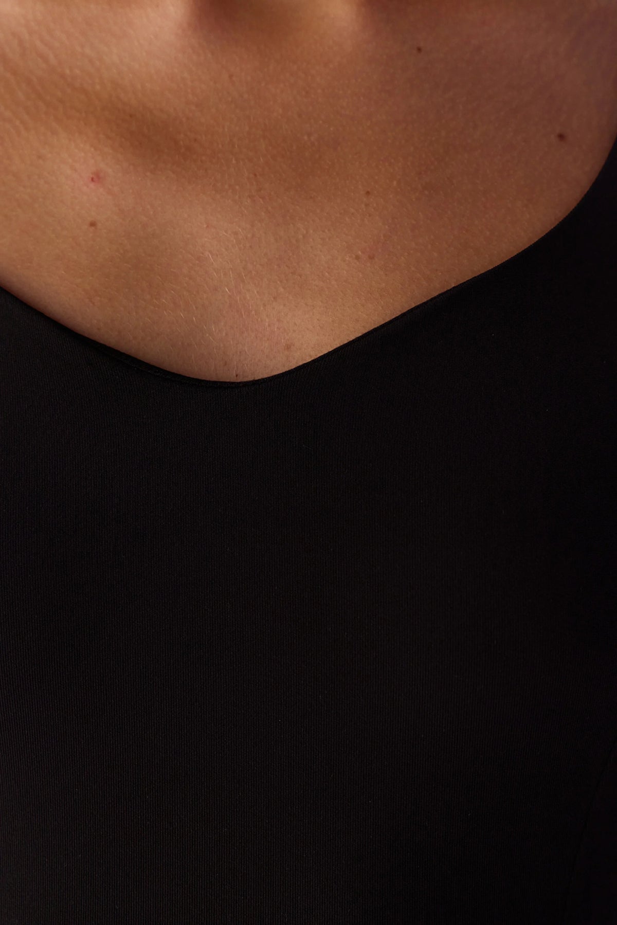 Siyah Kalp Yakalı Uzun Kollu Bodysuit
