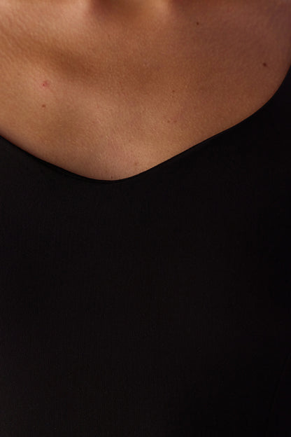 Siyah Kalp Yakalı Uzun Kollu Bodysuit