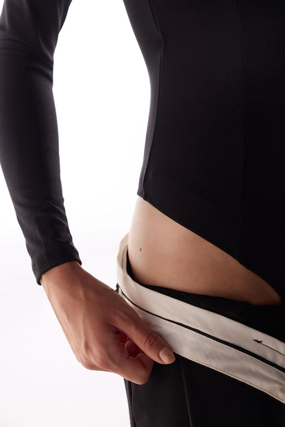 Siyah Kalp Yakalı Uzun Kollu Bodysuit