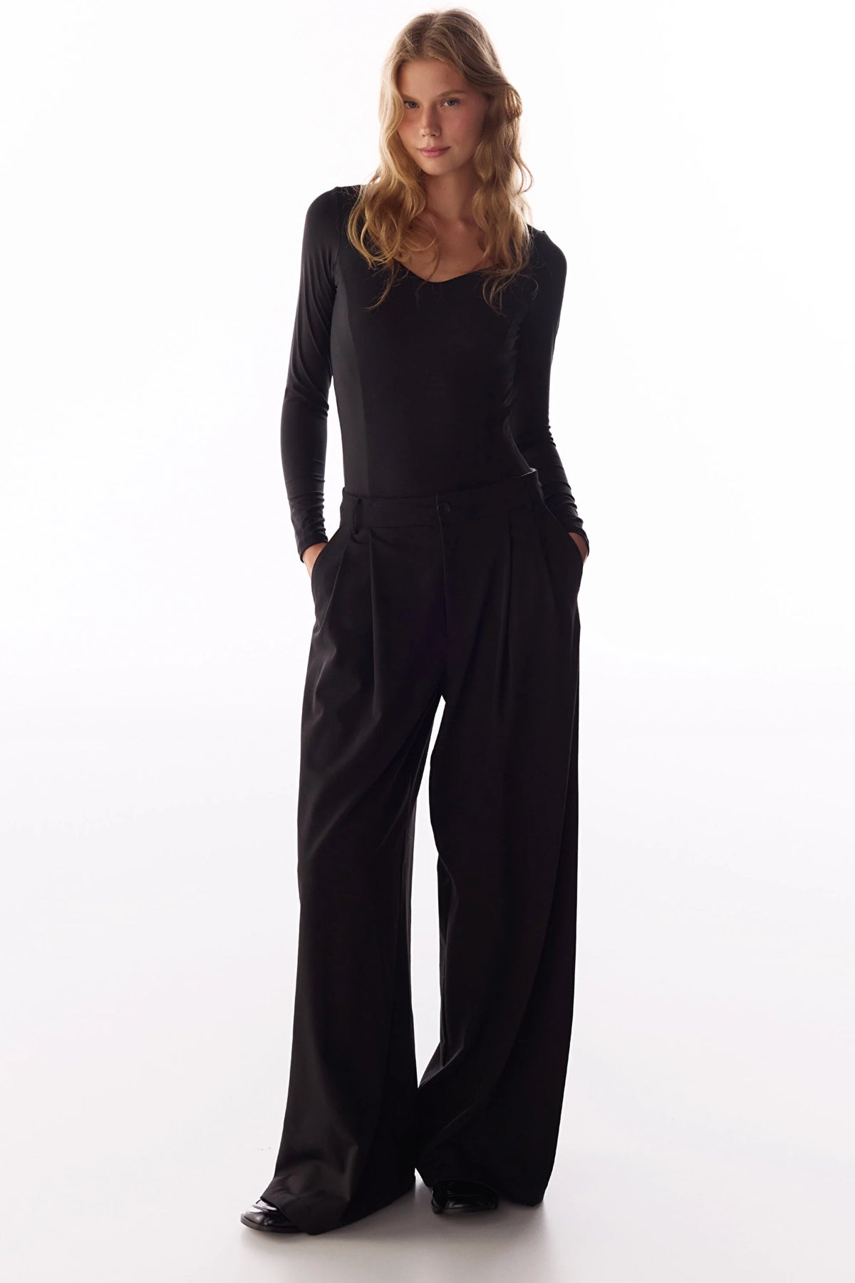 Siyah Kalp Yakalı Uzun Kollu Bodysuit