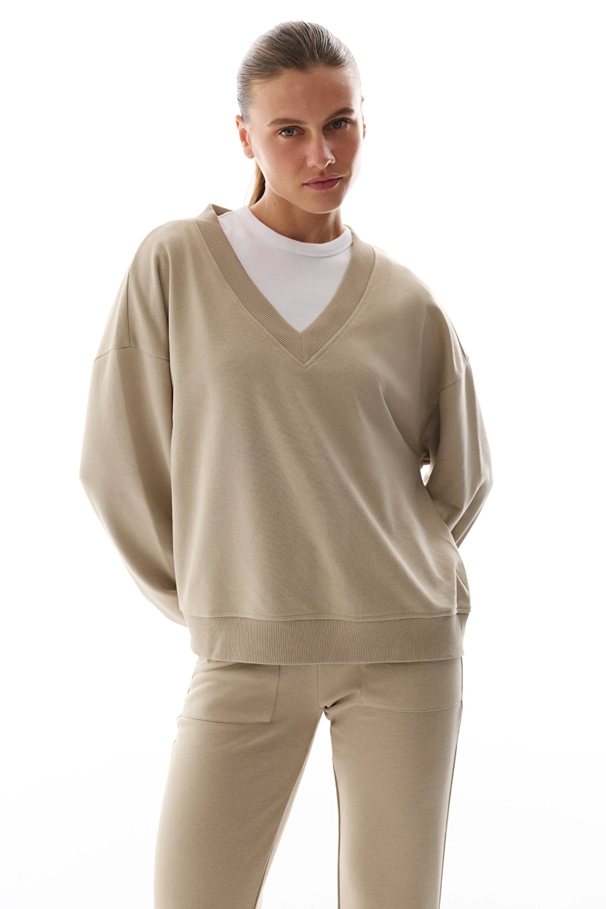 Bej Geniş V Yakalı Sweatshirt