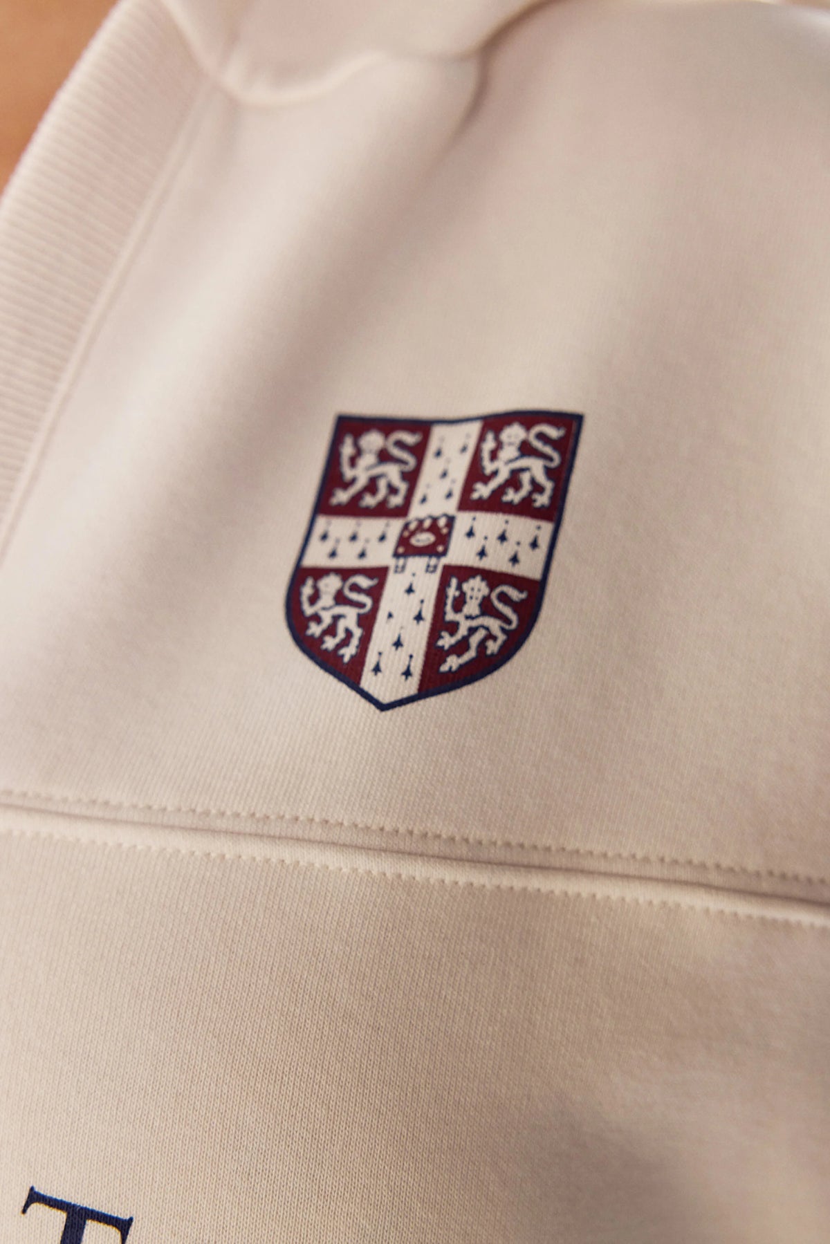 Ekru Cambridge Baskılı V Yaka Kapüşonlu Sweatshirt