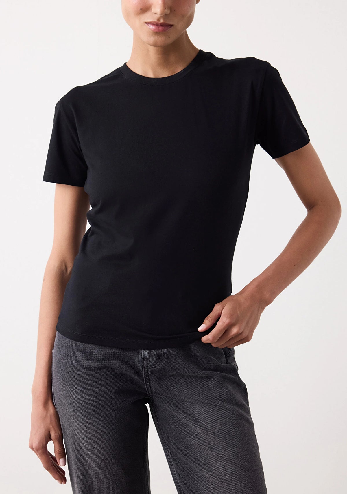 Siyah Bisiklet Yaka Slim Fit Pamuklu Tişört