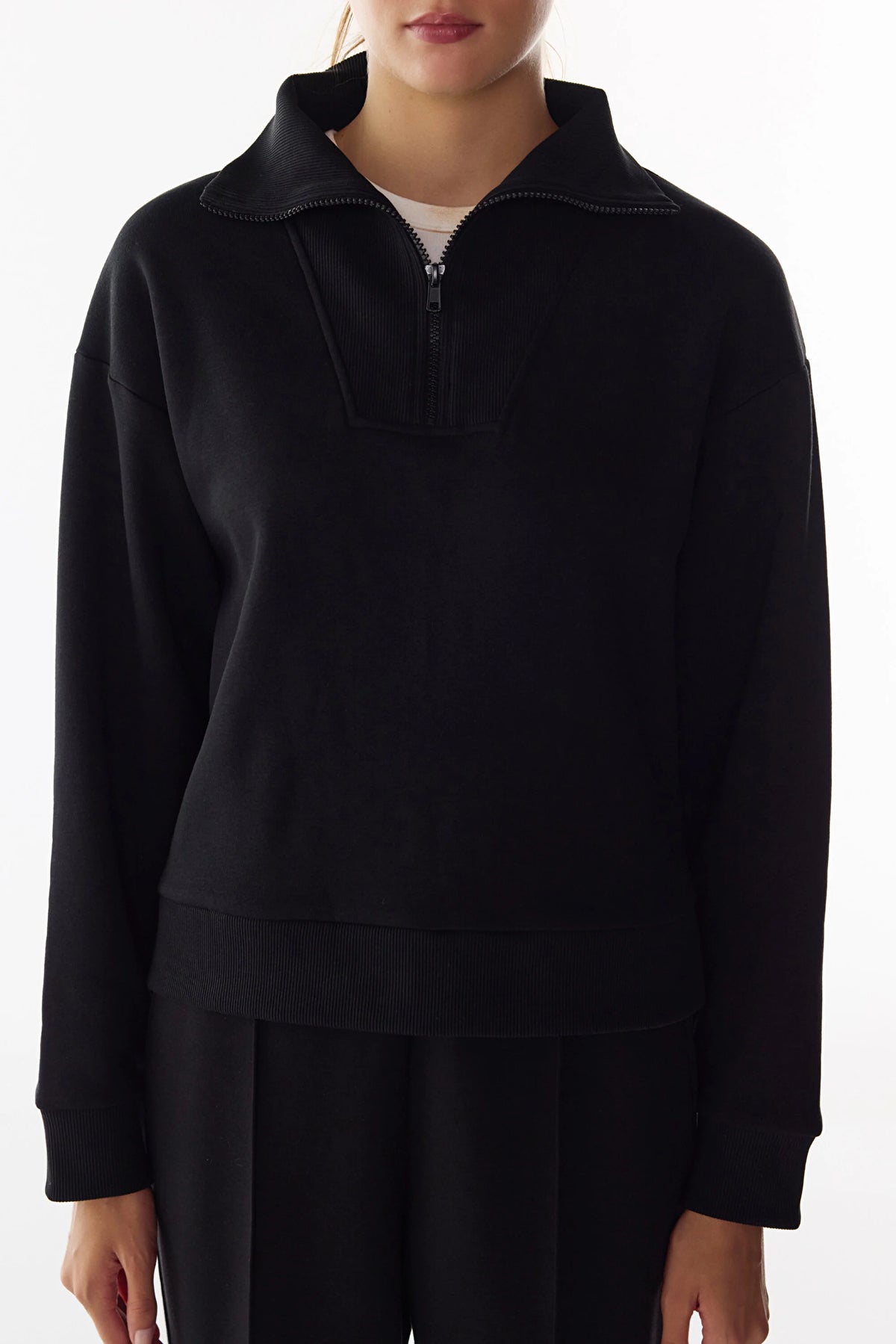 Siyah Yarım Fermuarlı Şardonlu Sweatshirt