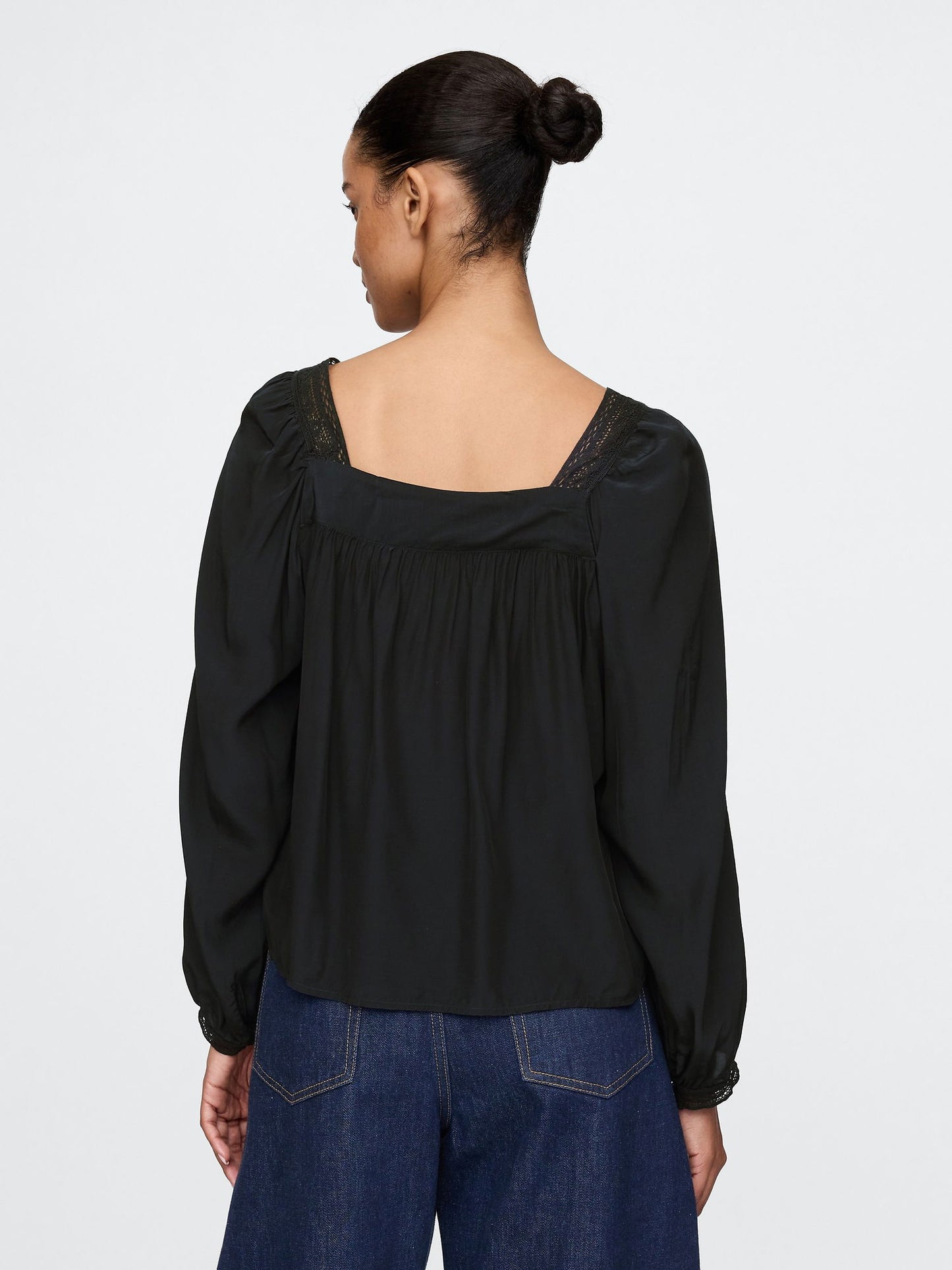 Siyah Fiyonk Detaylı Kare Yaka Crop Bluz
