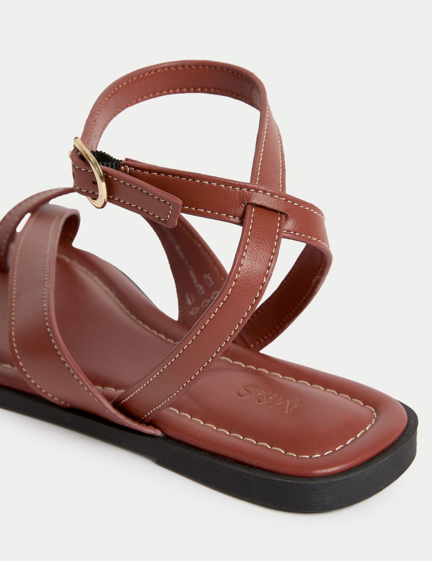 Bilekten Tokalı Düz Sandaletler