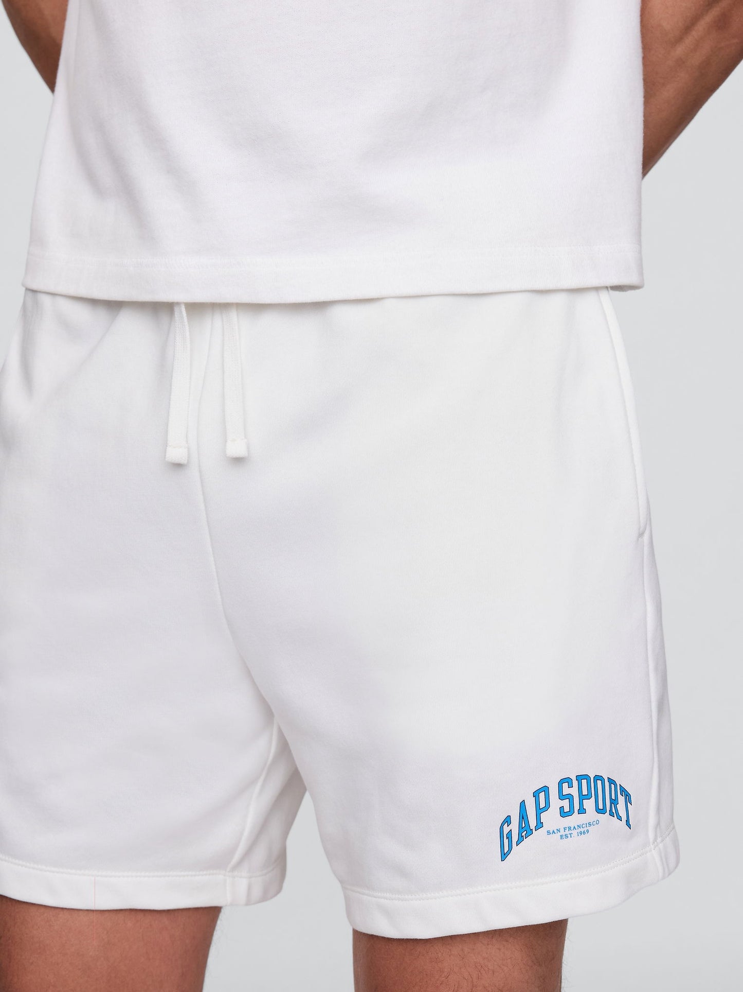 Beyaz Relaxed Gap Logo Grafik Şort