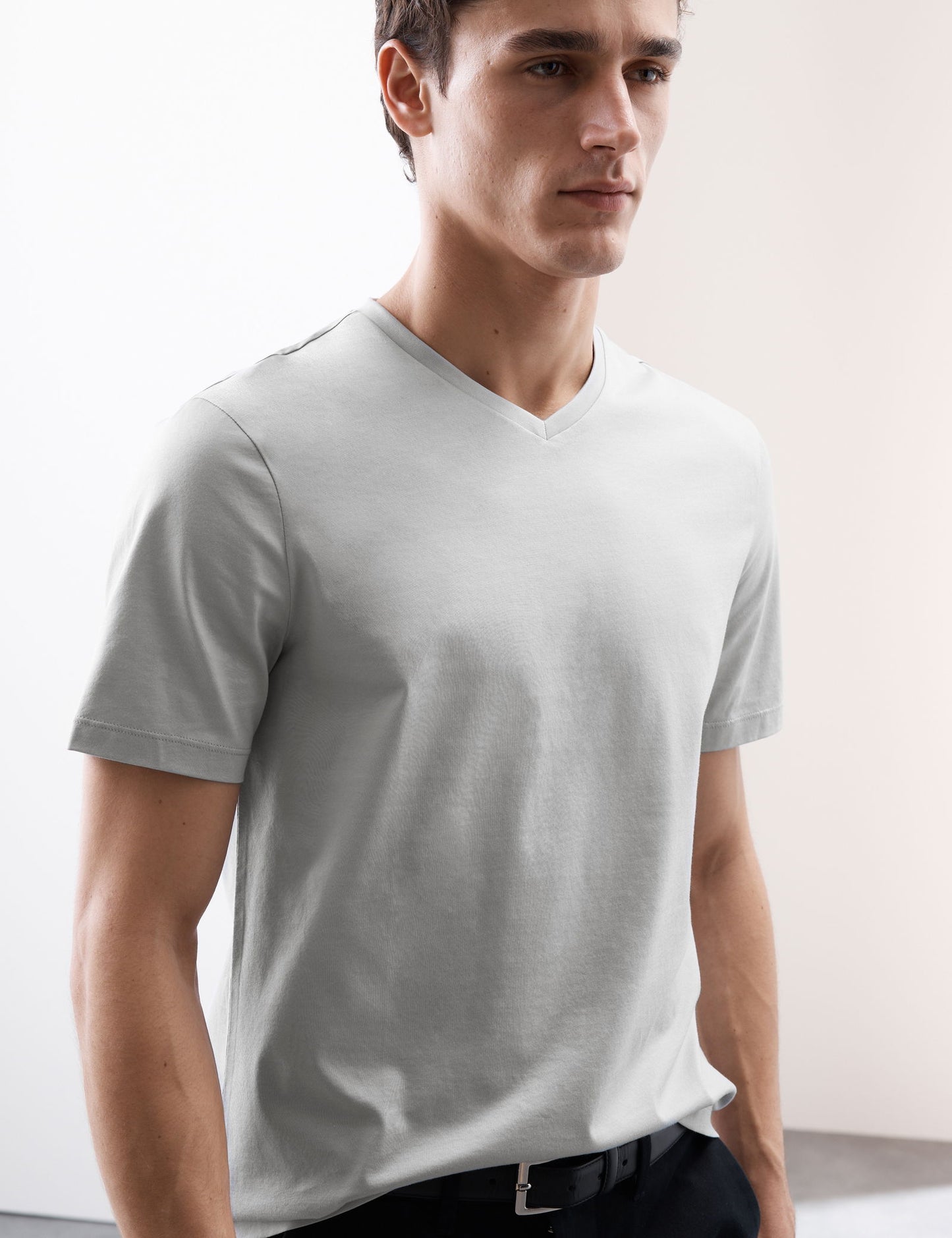 Yumuşak Dokulu V Yaka T-shirt