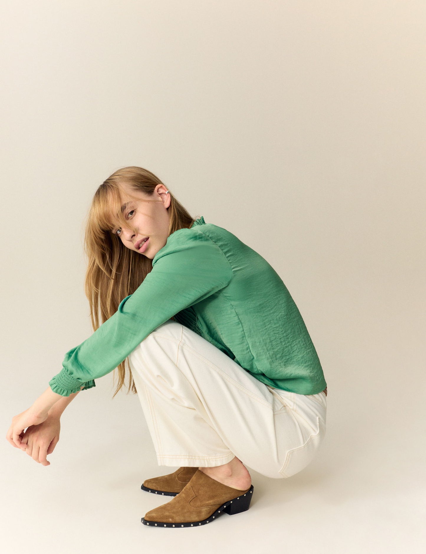 Saten V Yakalı Fırfırlı Pile Detaylı Uzun Kol Bluz
