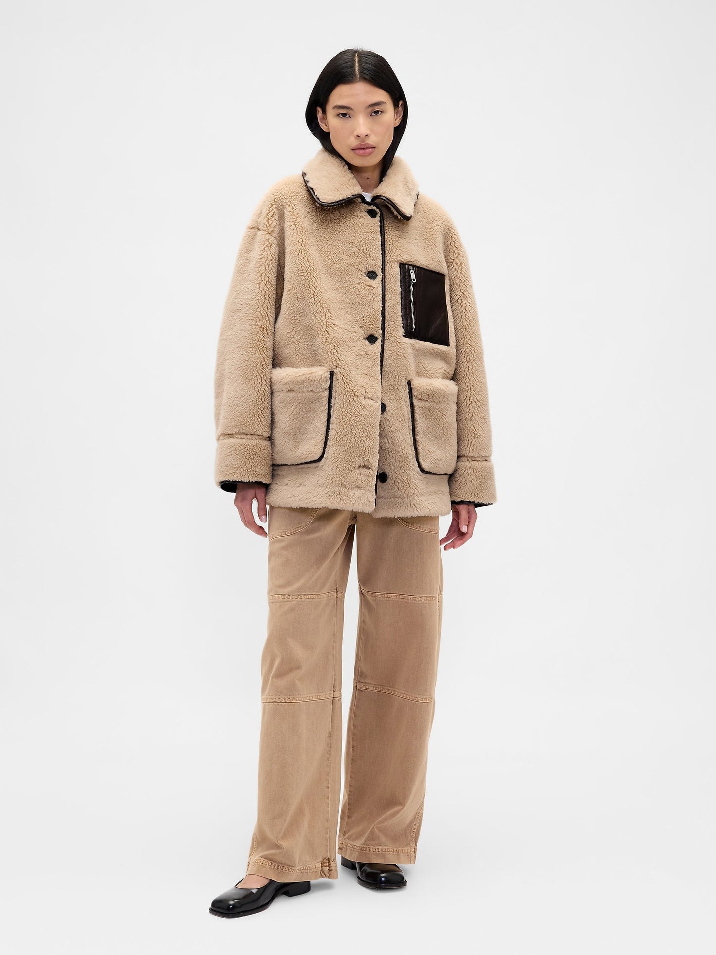 Kahverengi Gap × Sandy Liang Ters Çevirilebilir Vegan Deri Sherpa Ceket