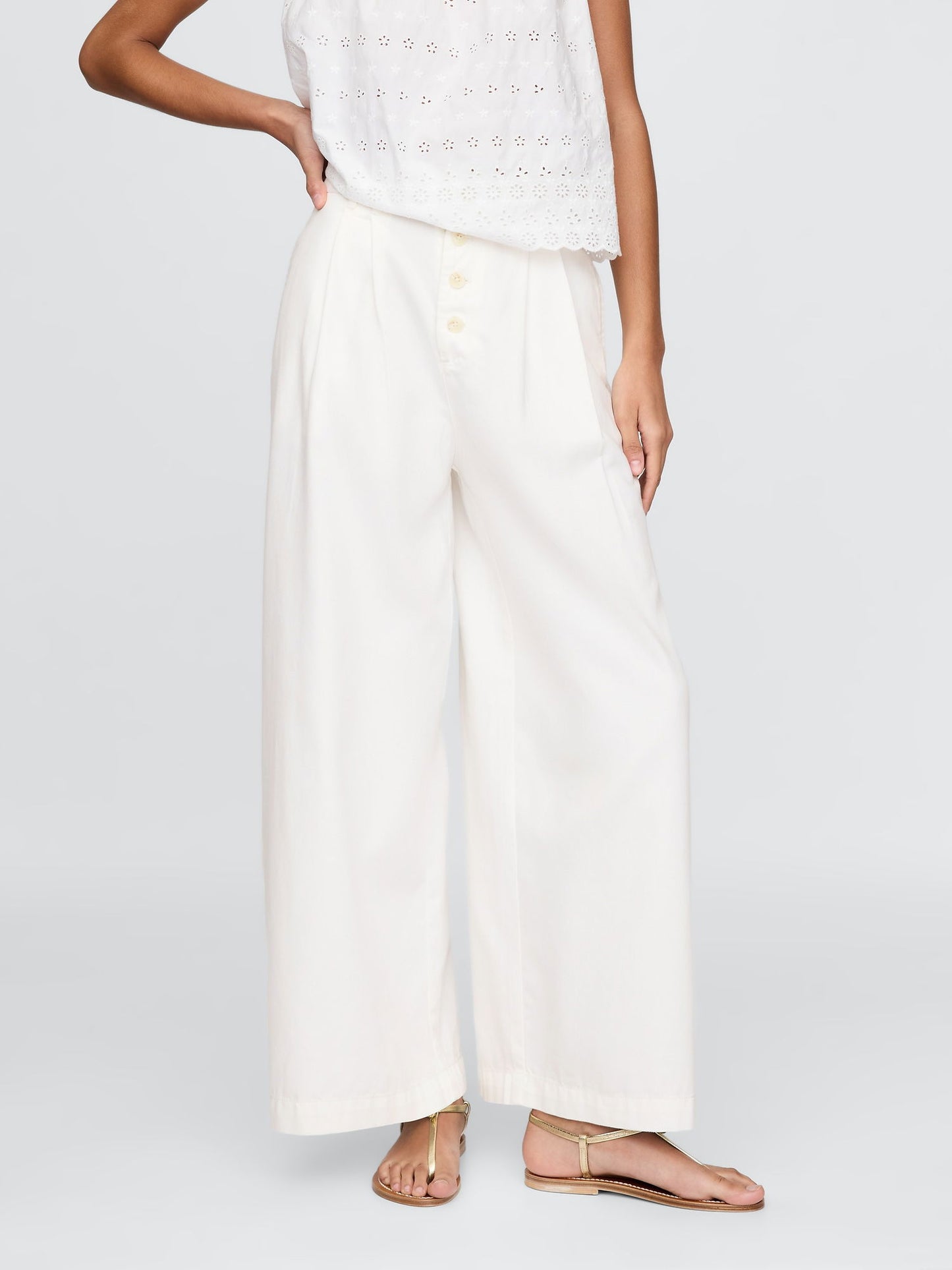 Beyaz Gap × Dôen High Rise Pileli Pantolon
