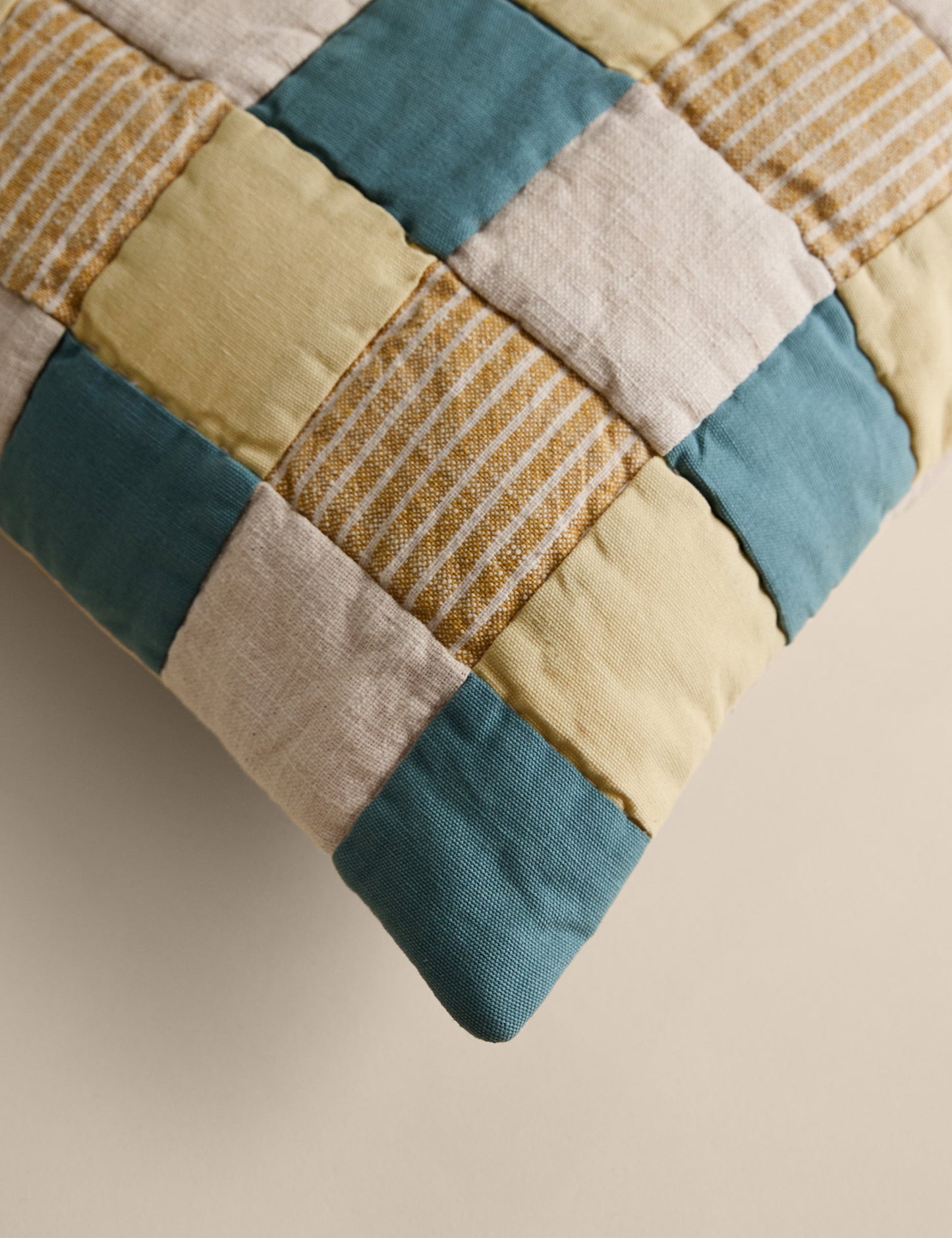 Saf Pamuk Kapitone Patchwork Kırlent