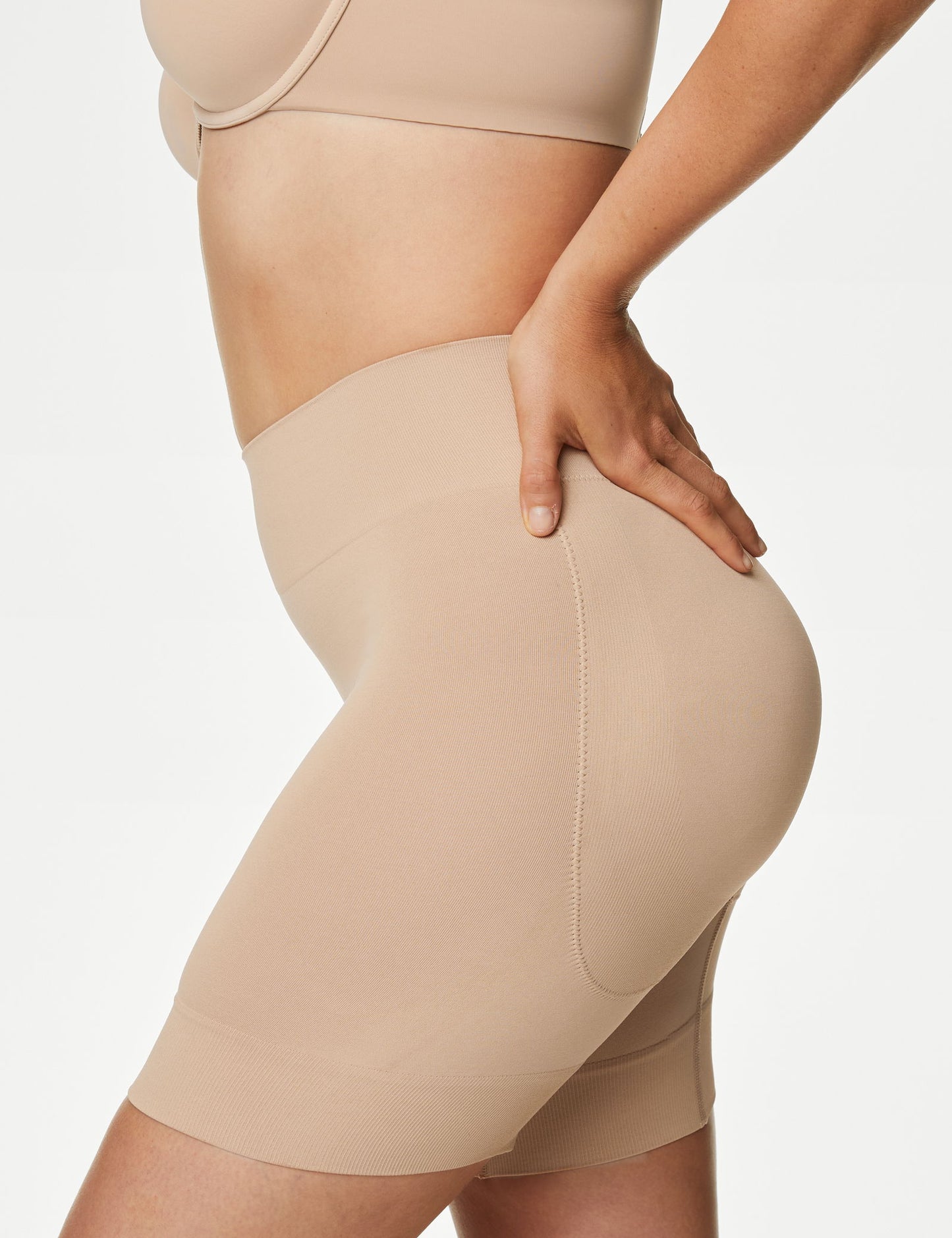Cool Comfort™ Dikişsiz Kalça Şekillendirici Şort Korse