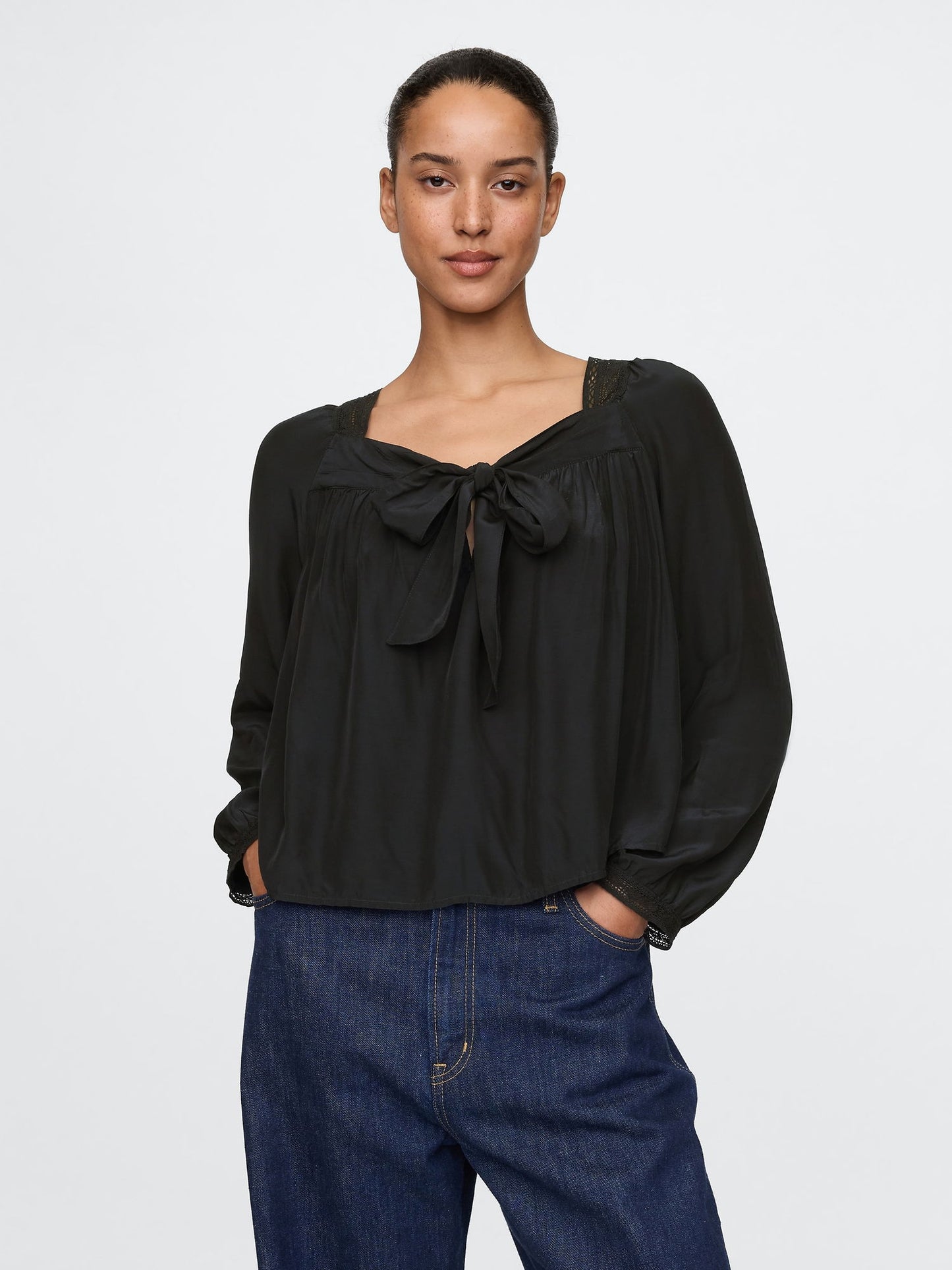 Siyah Fiyonk Detaylı Kare Yaka Crop Bluz