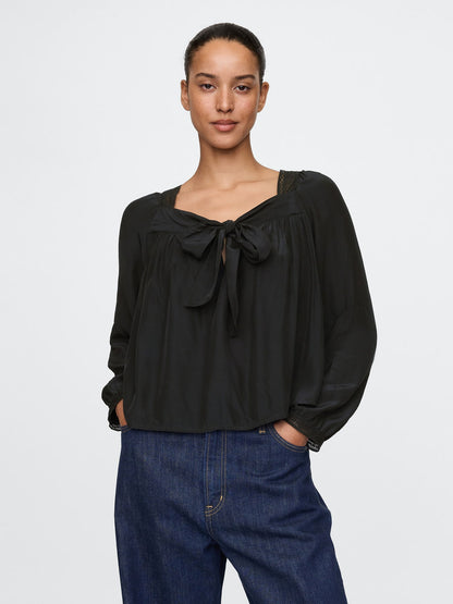 Siyah Fiyonk Detaylı Kare Yaka Crop Bluz