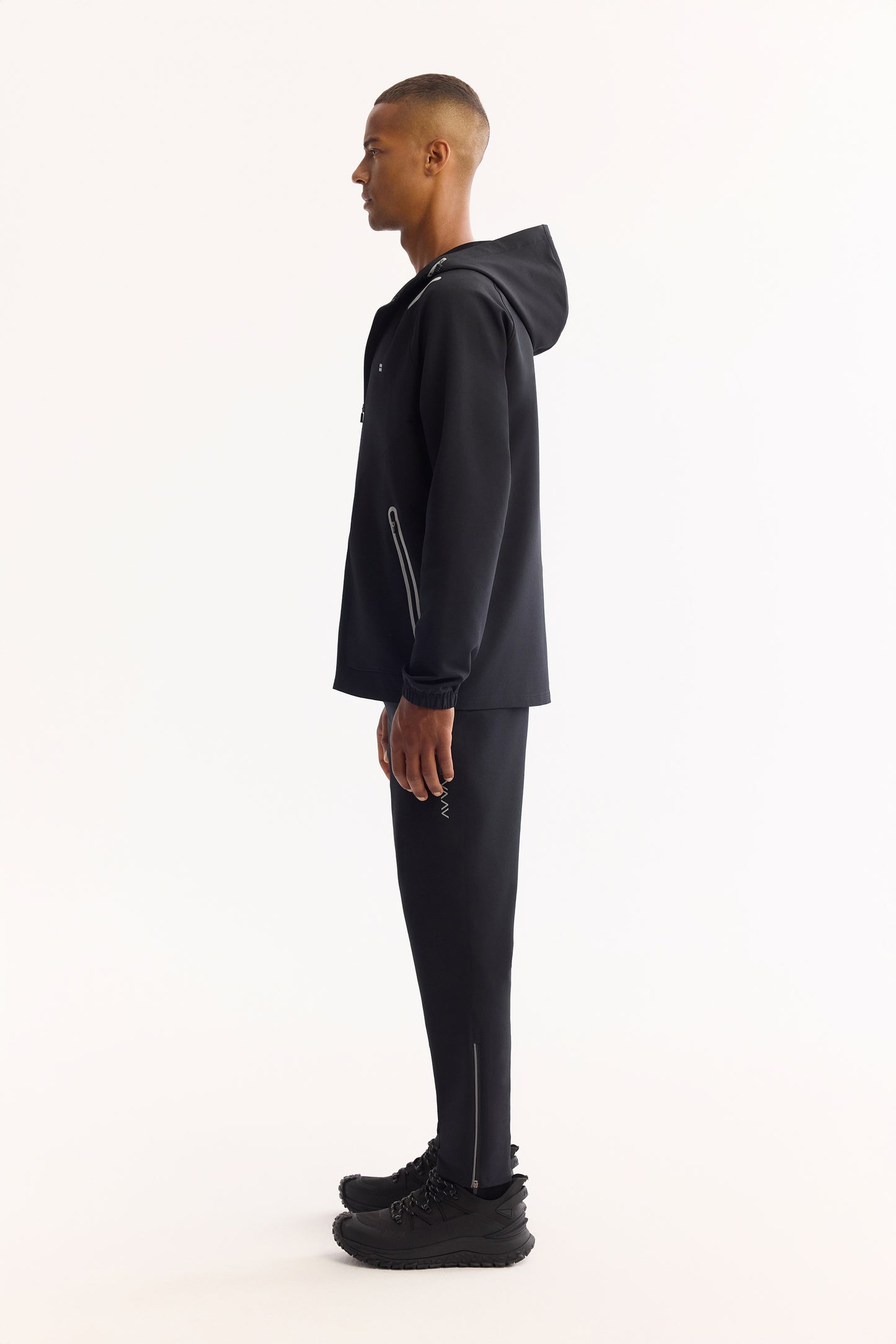 Siyah Kapüşonlu Yaka Reflektör Baskılı Teknik Kumaş Hırka