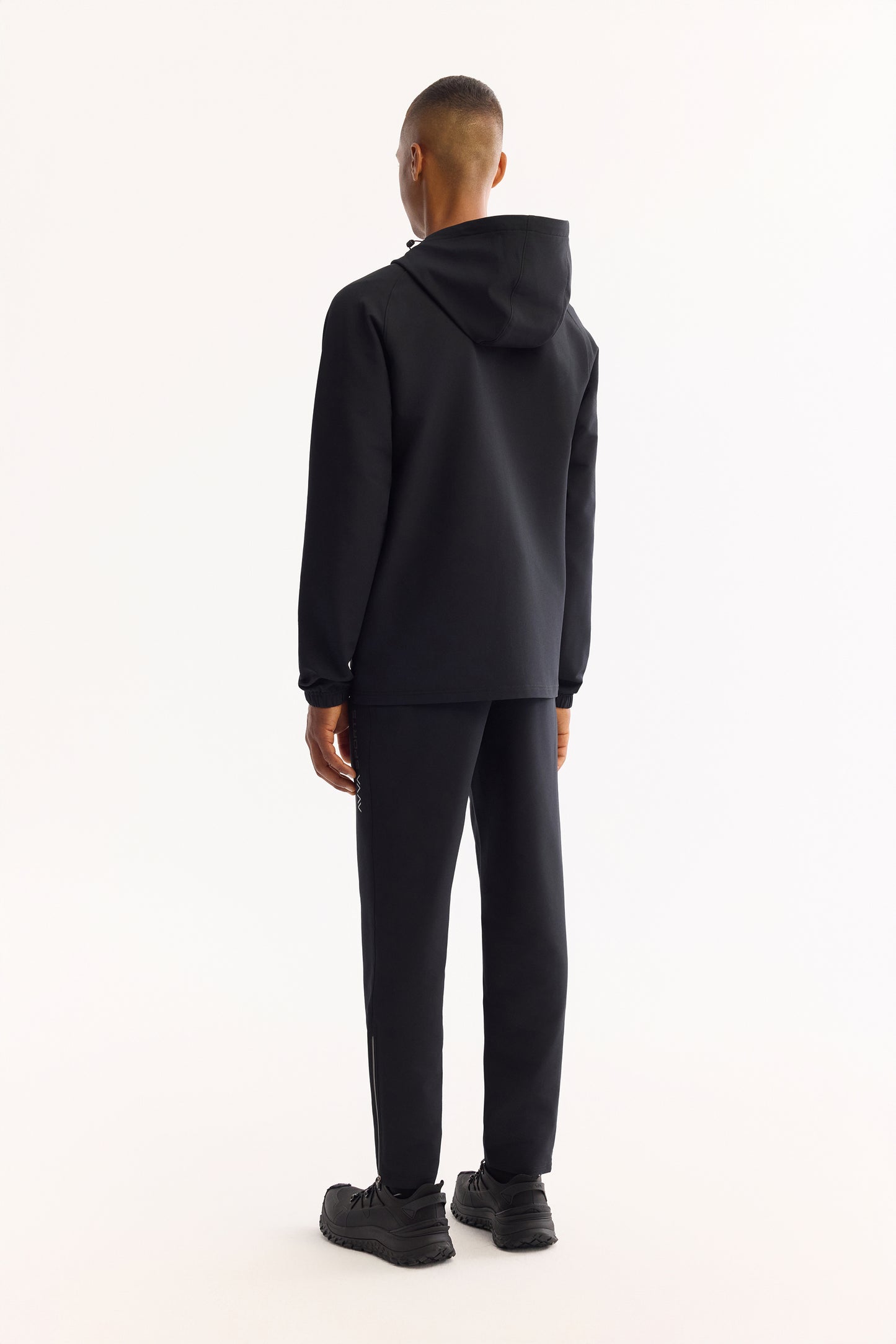 Siyah Kapüşonlu Yaka Reflektör Baskılı Teknik Kumaş Hırka