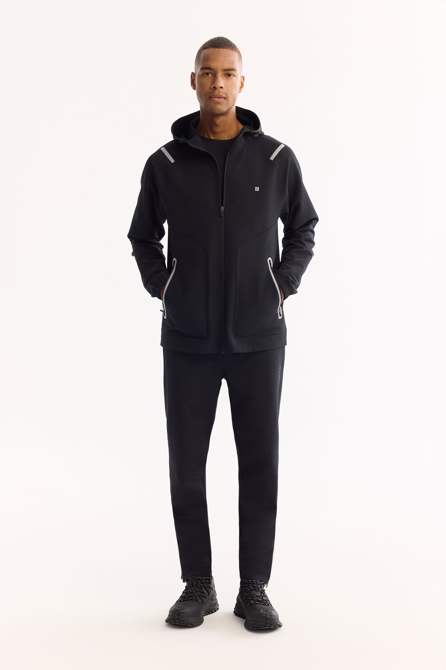 Siyah Kapüşonlu Yaka Reflektör Baskılı Teknik Kumaş Hırka