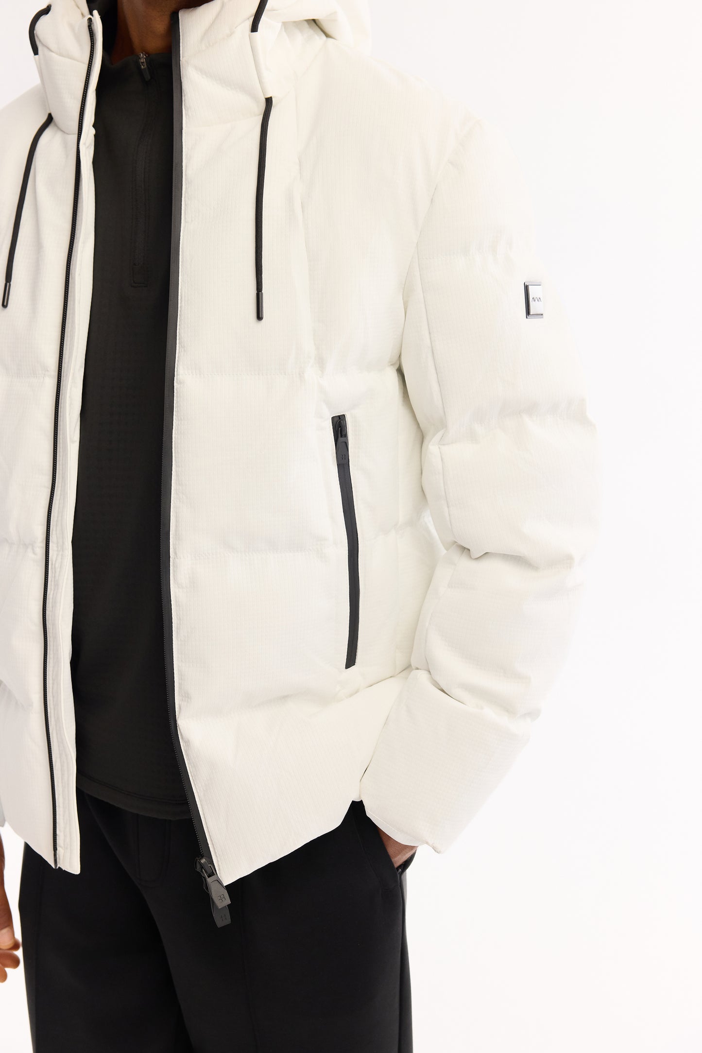 Beyaz Kapüşonlu Yaka Kapitone Polyester Kumaş Mont