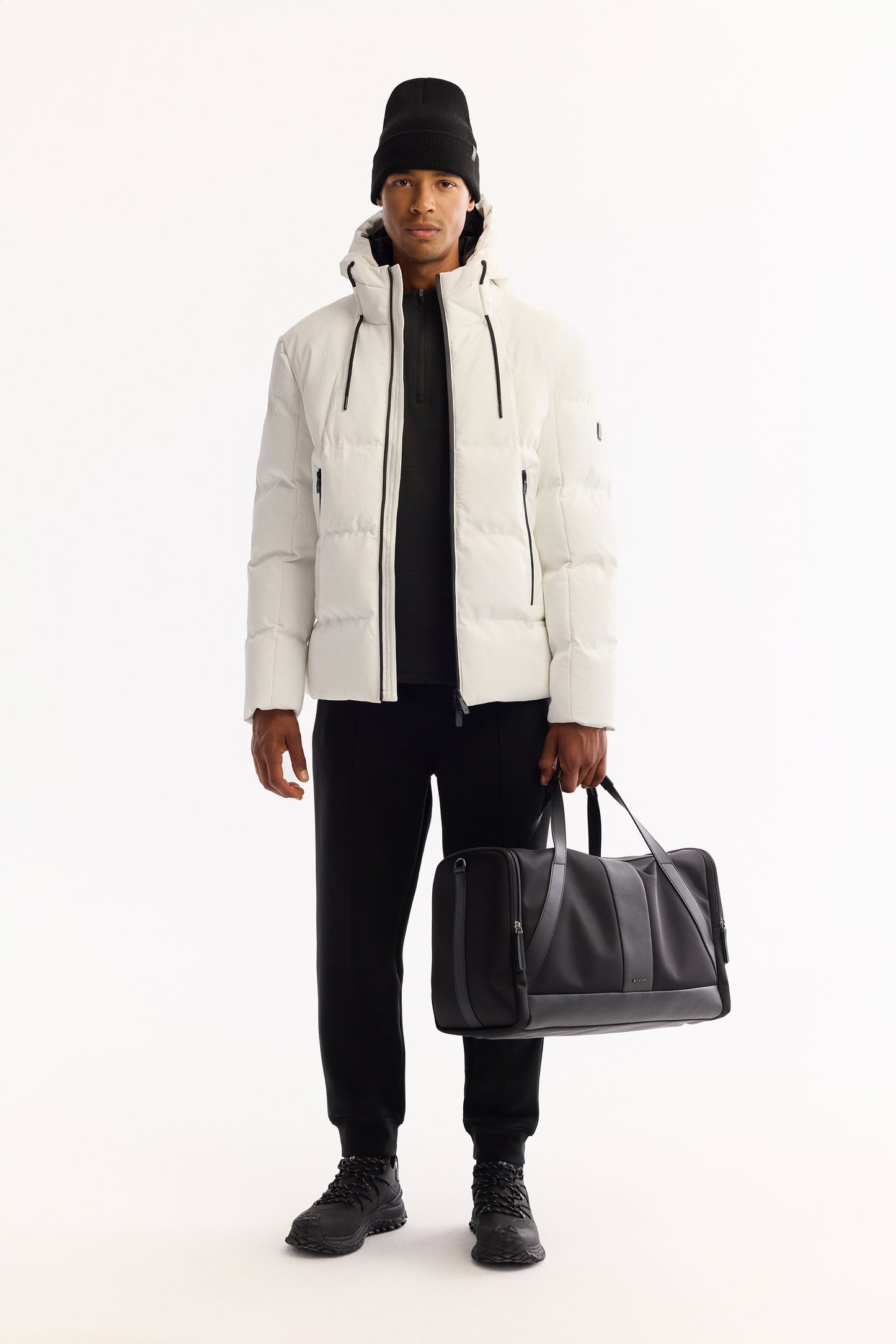 Beyaz Kapüşonlu Yaka Kapitone Polyester Kumaş Mont